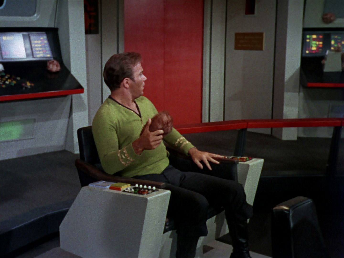 ariane179254_StarTrek_2x15_TheTroubleWithTribbles_0923.jpg