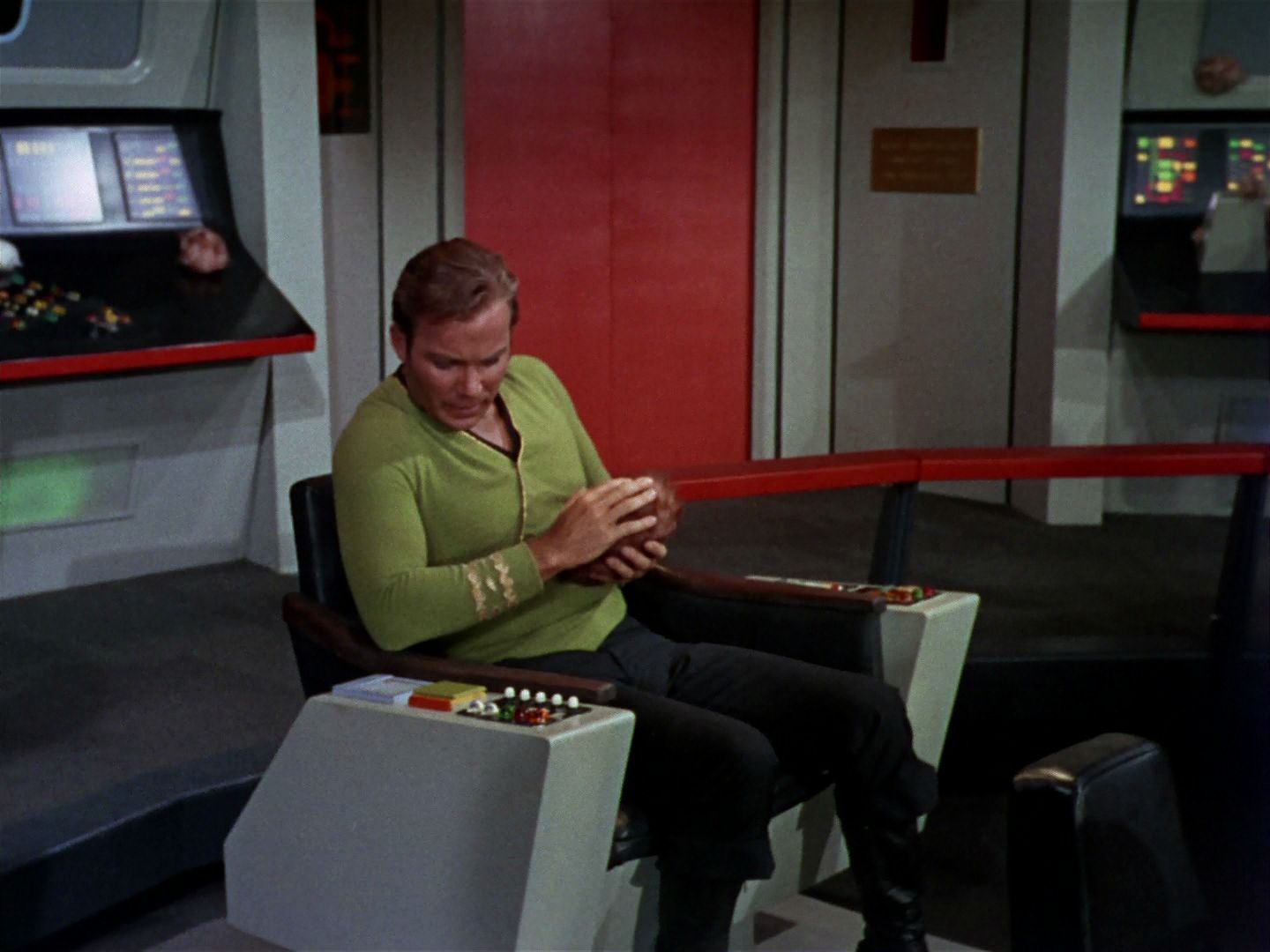 ariane179254_StarTrek_2x15_TheTroubleWithTribbles_0925.jpg