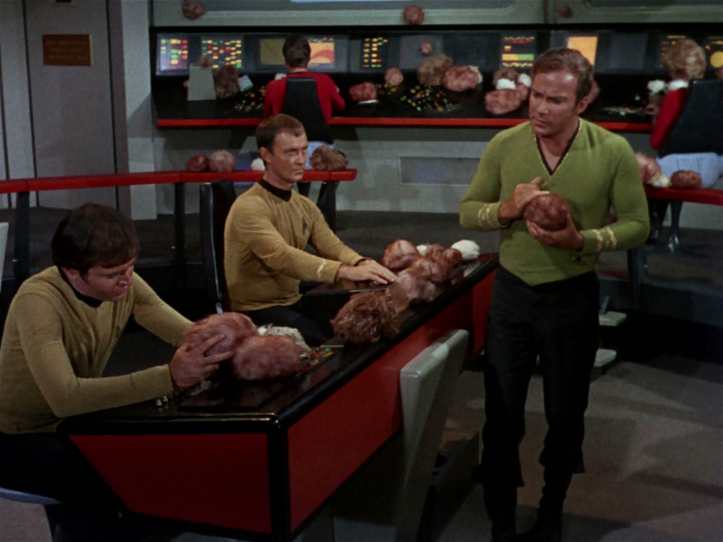 ariane179254_StarTrek_2x15_TheTroubleWithTribbles_0932.jpg
