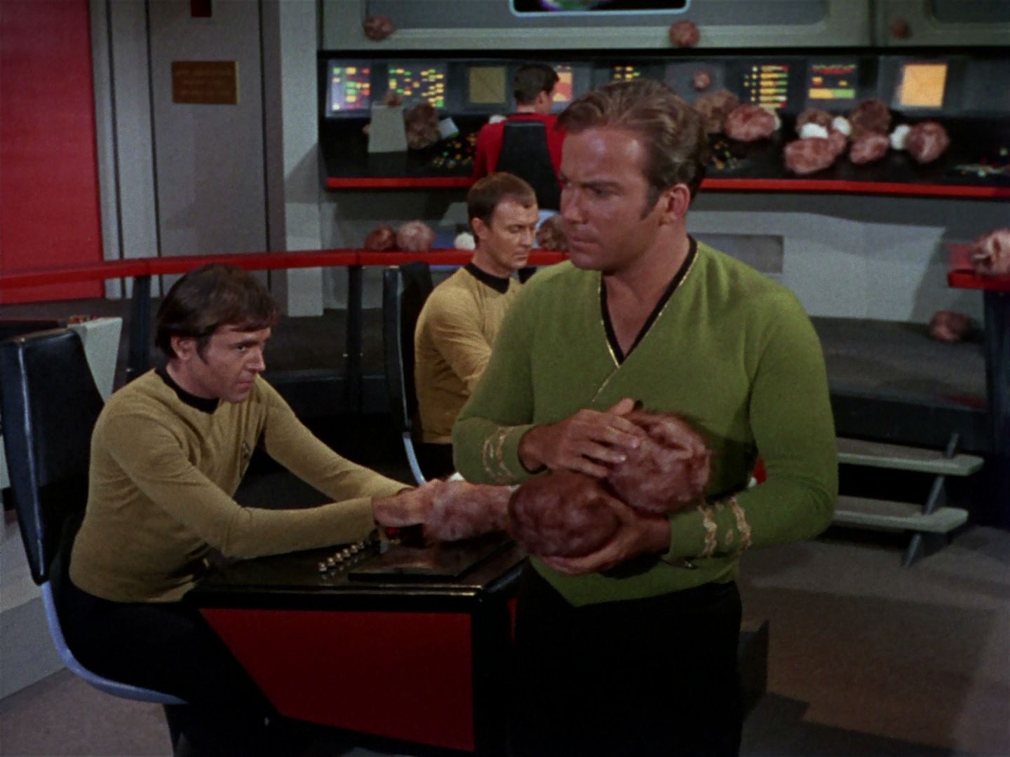 ariane179254_StarTrek_2x15_TheTroubleWithTribbles_0934.jpg