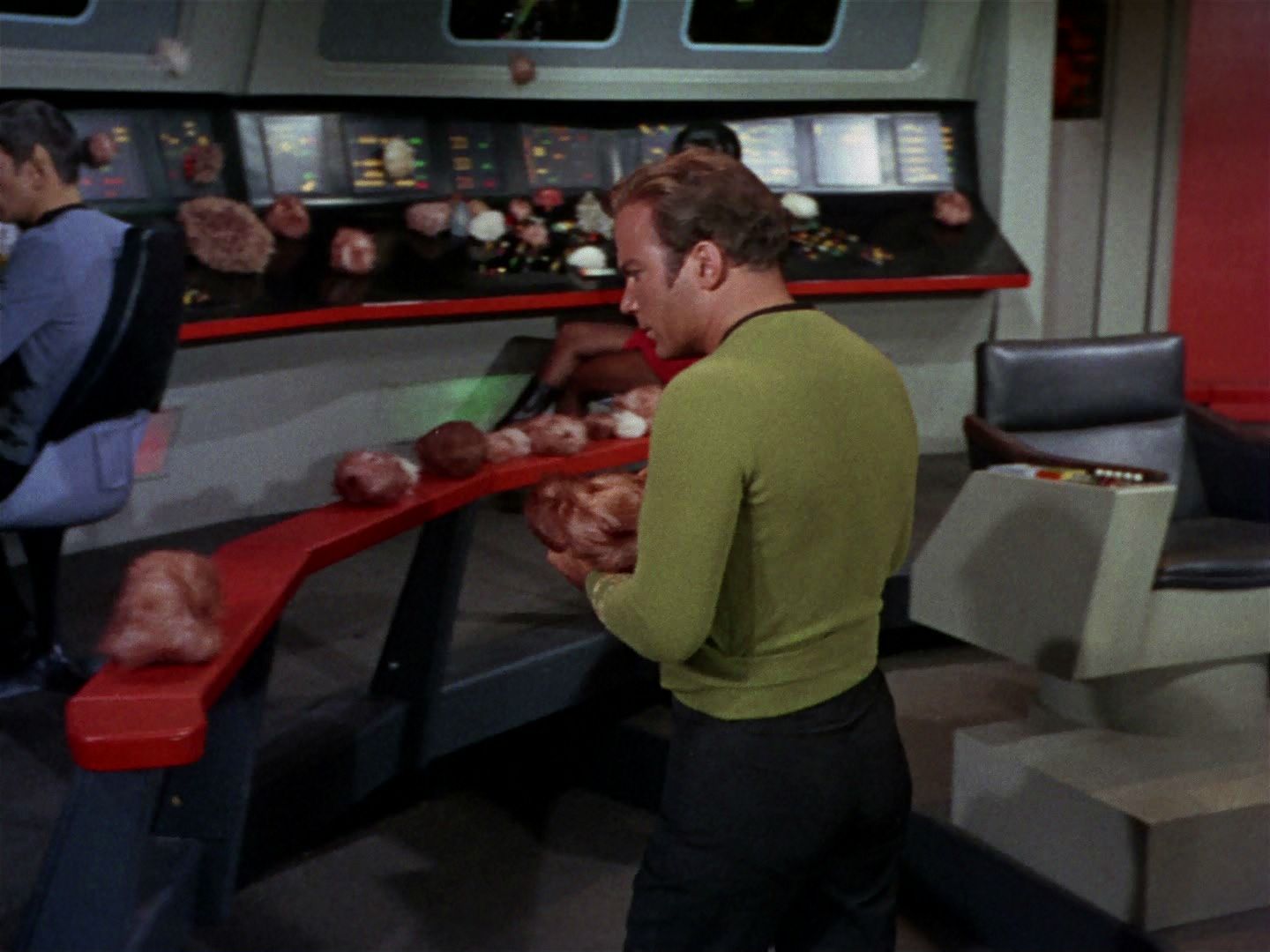 ariane179254_StarTrek_2x15_TheTroubleWithTribbles_0935.jpg