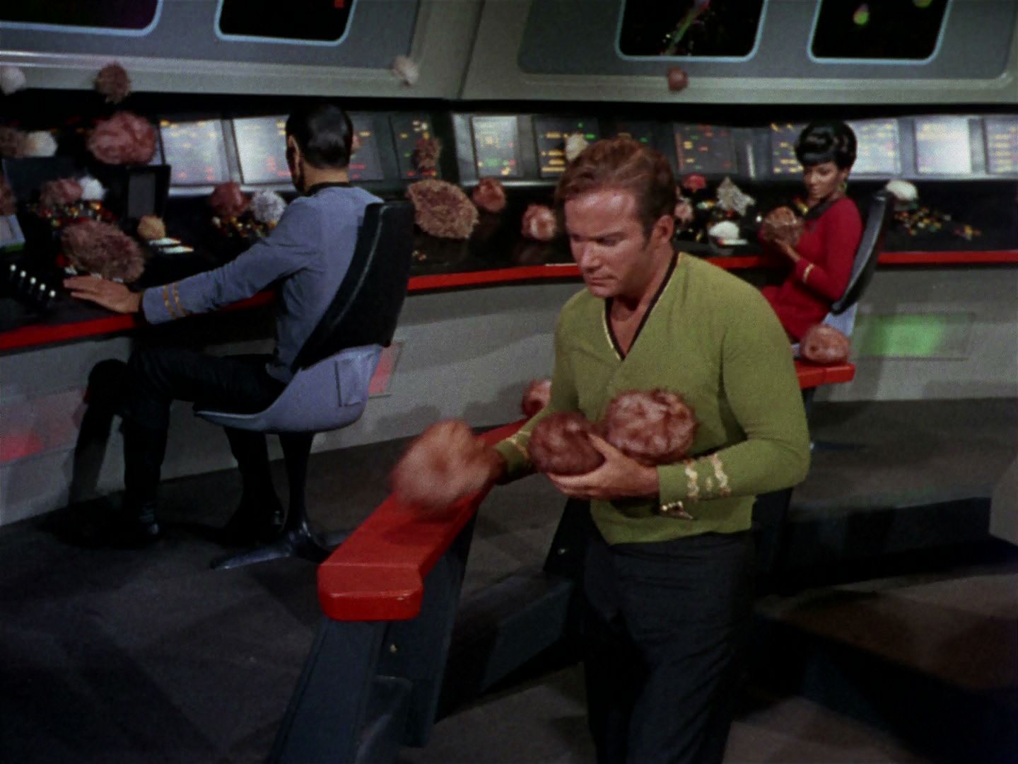 ariane179254_StarTrek_2x15_TheTroubleWithTribbles_0940.jpg