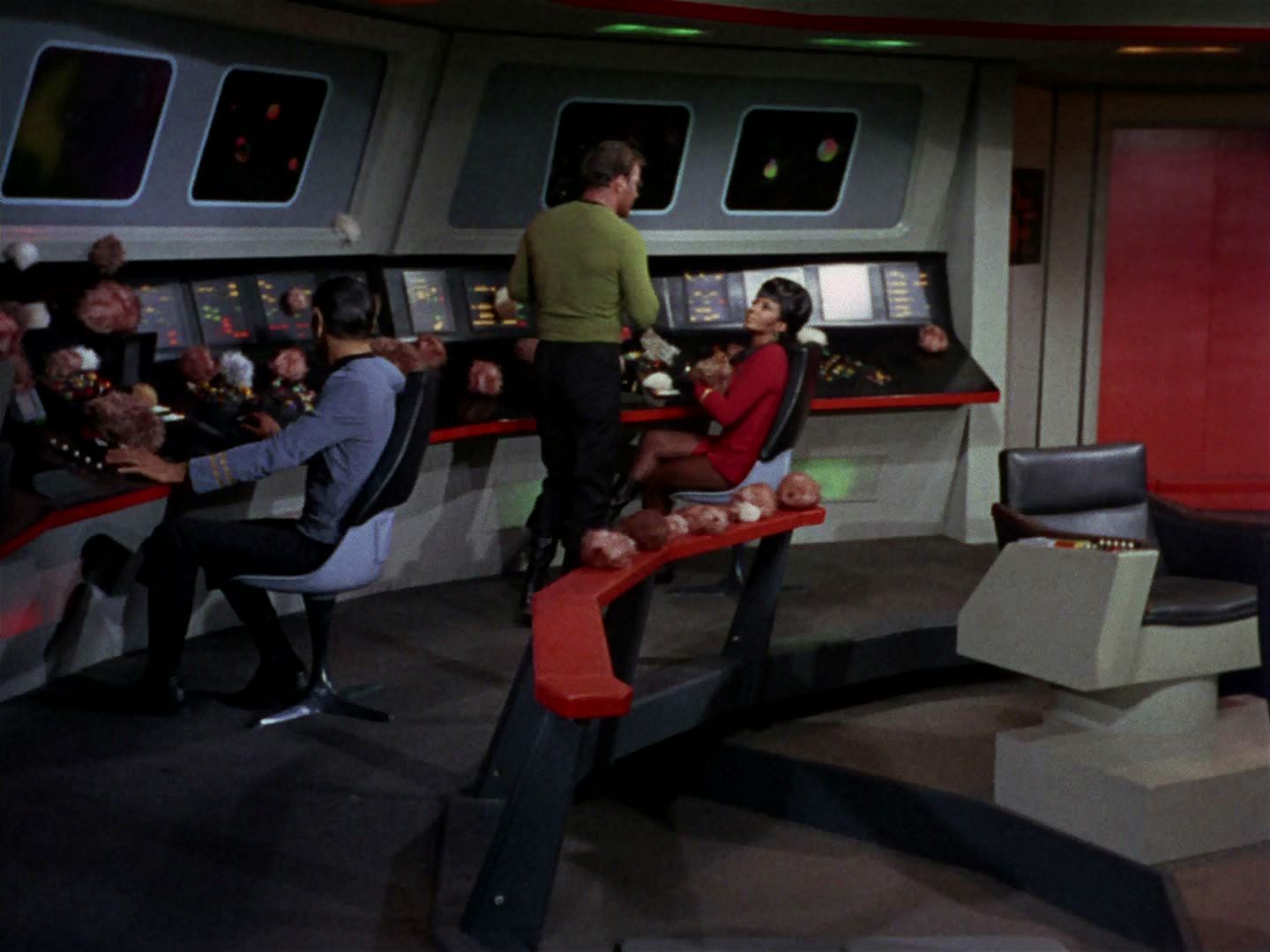 ariane179254_StarTrek_2x15_TheTroubleWithTribbles_0943.jpg