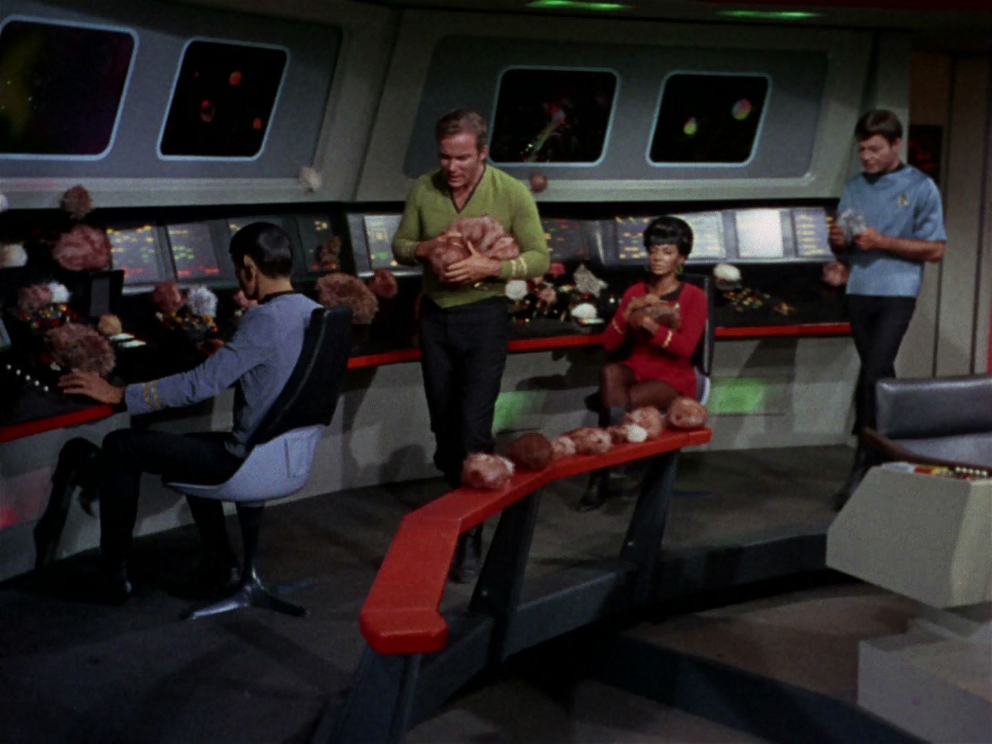 ariane179254_StarTrek_2x15_TheTroubleWithTribbles_0950.jpg