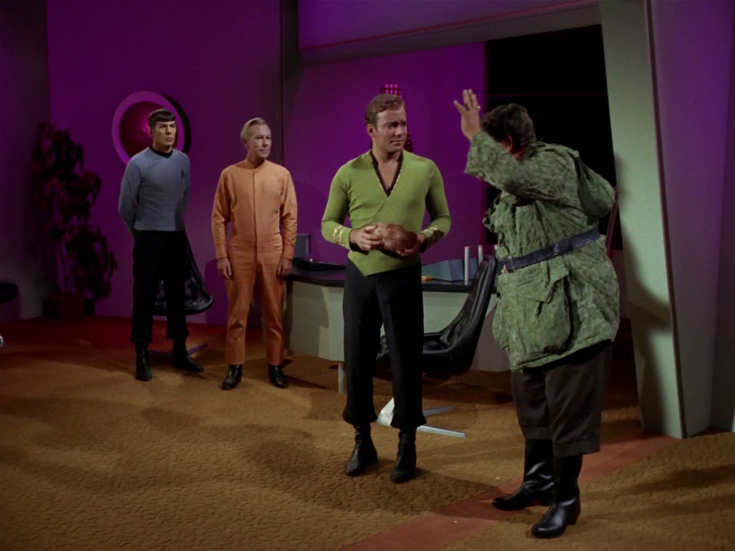 ariane179254_StarTrek_2x15_TheTroubleWithTribbles_1047.jpg