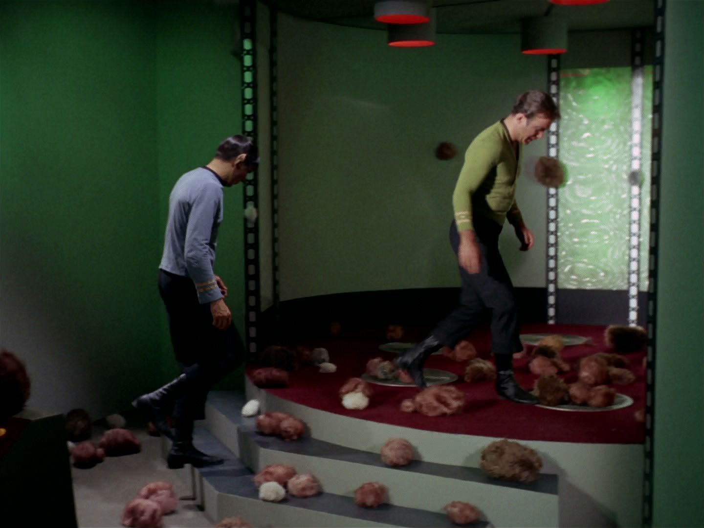 ariane179254_StarTrek_2x15_TheTroubleWithTribbles_1157.jpg