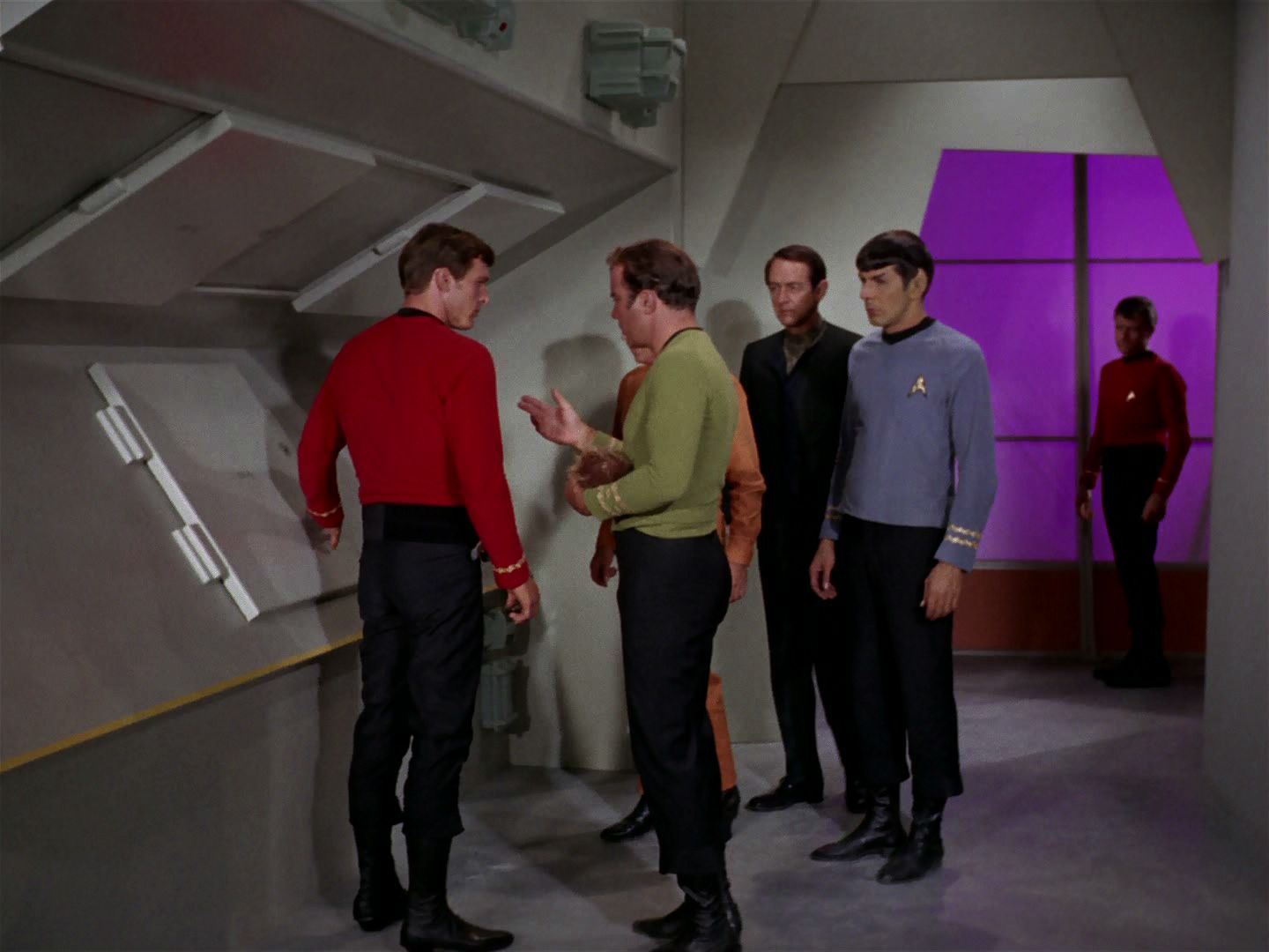ariane179254_StarTrek_2x15_TheTroubleWithTribbles_1174.jpg