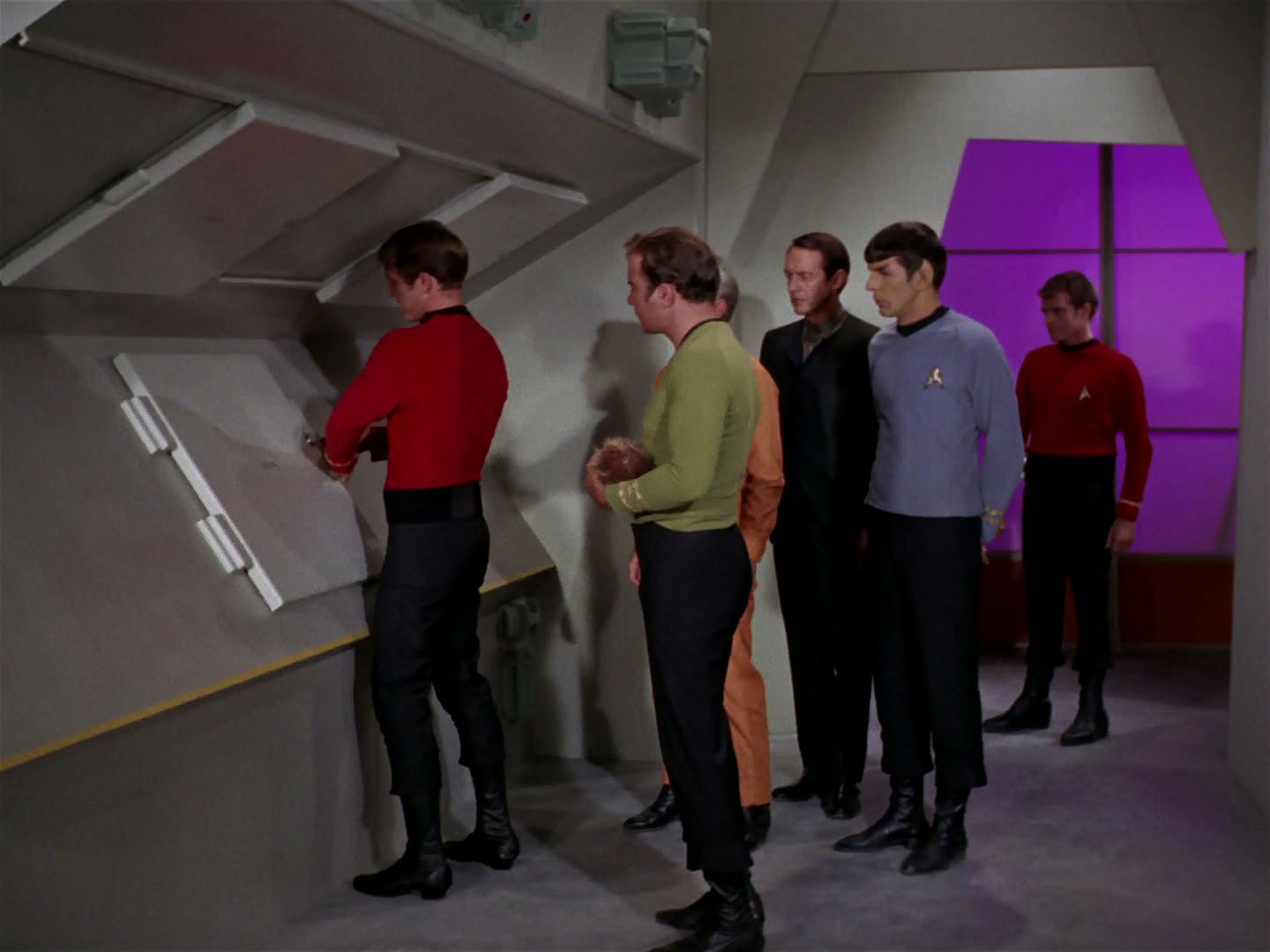 ariane179254_StarTrek_2x15_TheTroubleWithTribbles_1176.jpg