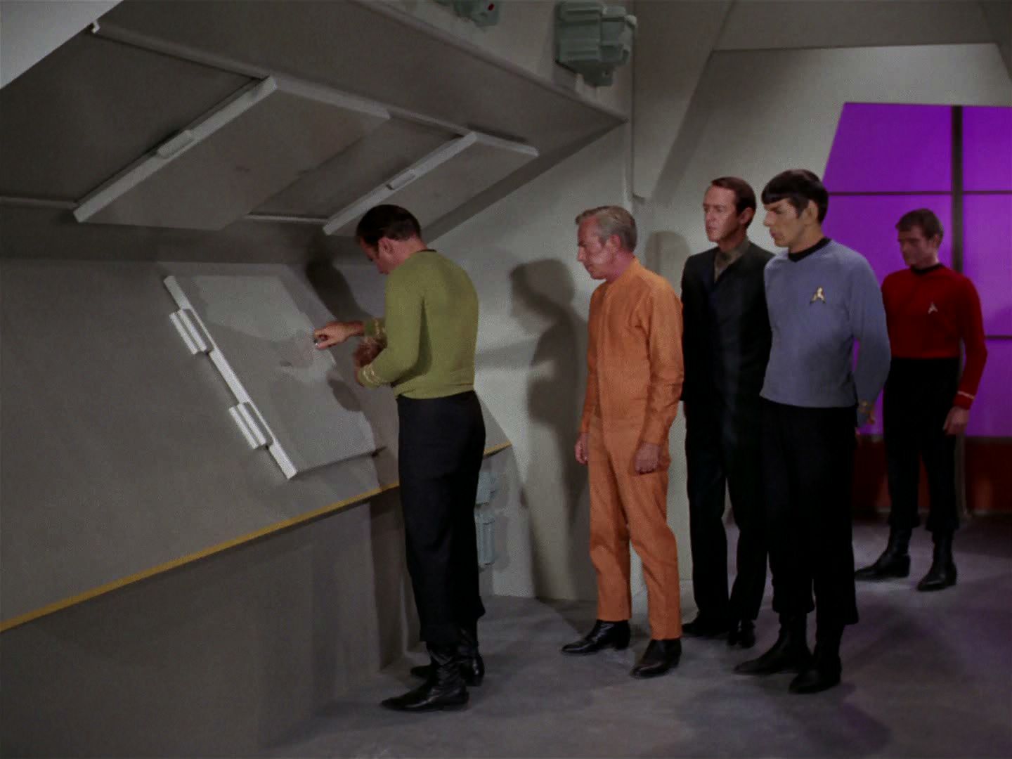 ariane179254_StarTrek_2x15_TheTroubleWithTribbles_1178.jpg