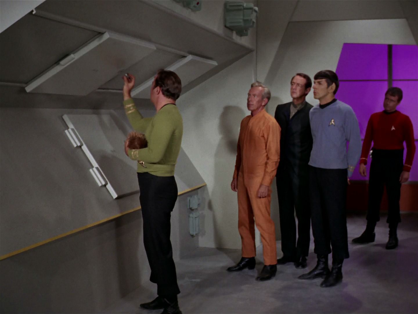 ariane179254_StarTrek_2x15_TheTroubleWithTribbles_1183.jpg