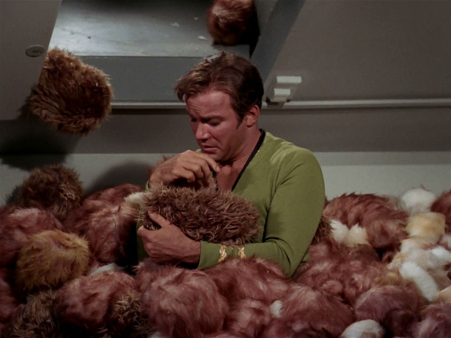 ariane179254_StarTrek_2x15_TheTroubleWithTribbles_1222.jpg
