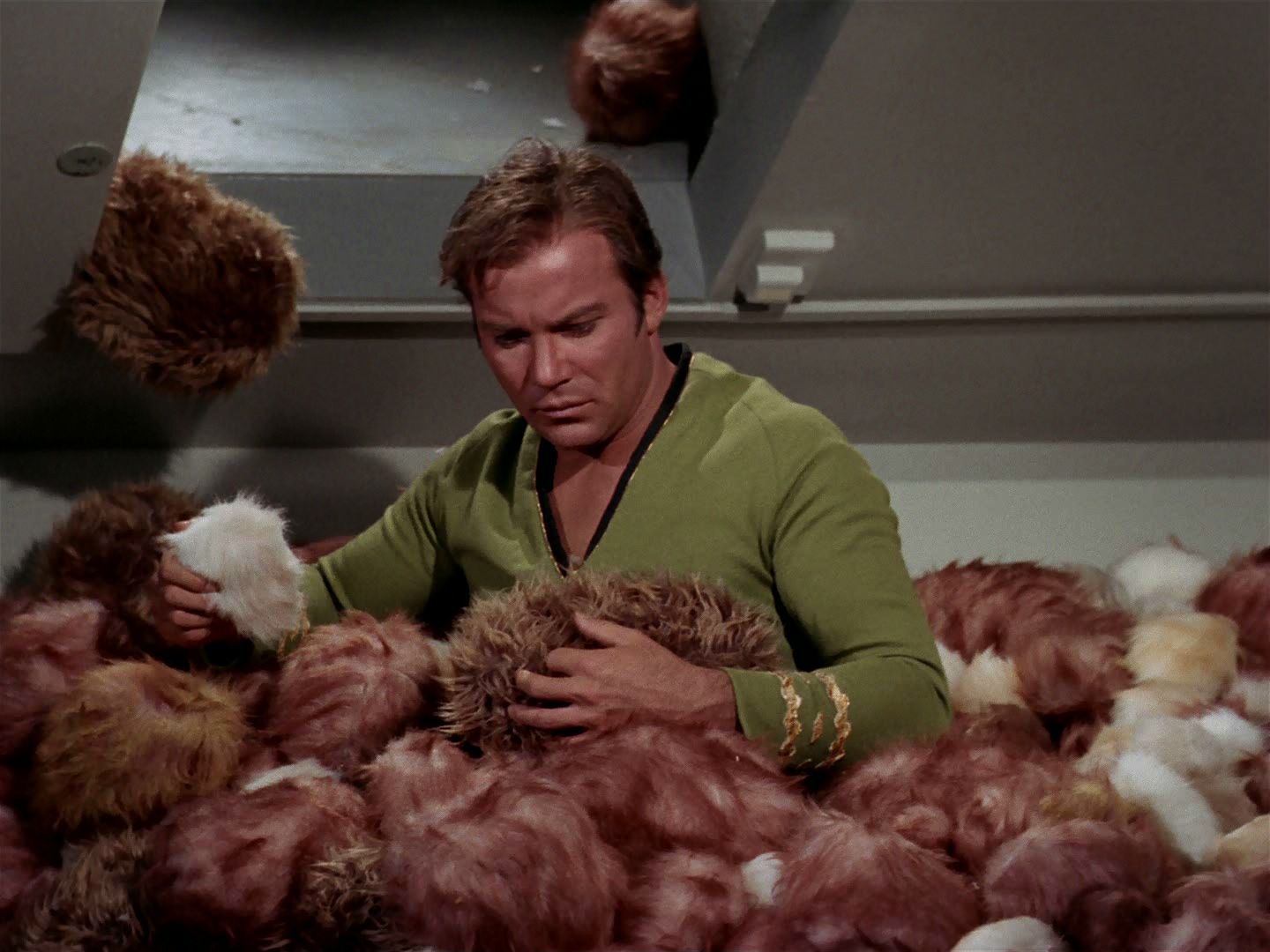 ariane179254_StarTrek_2x15_TheTroubleWithTribbles_1262.jpg