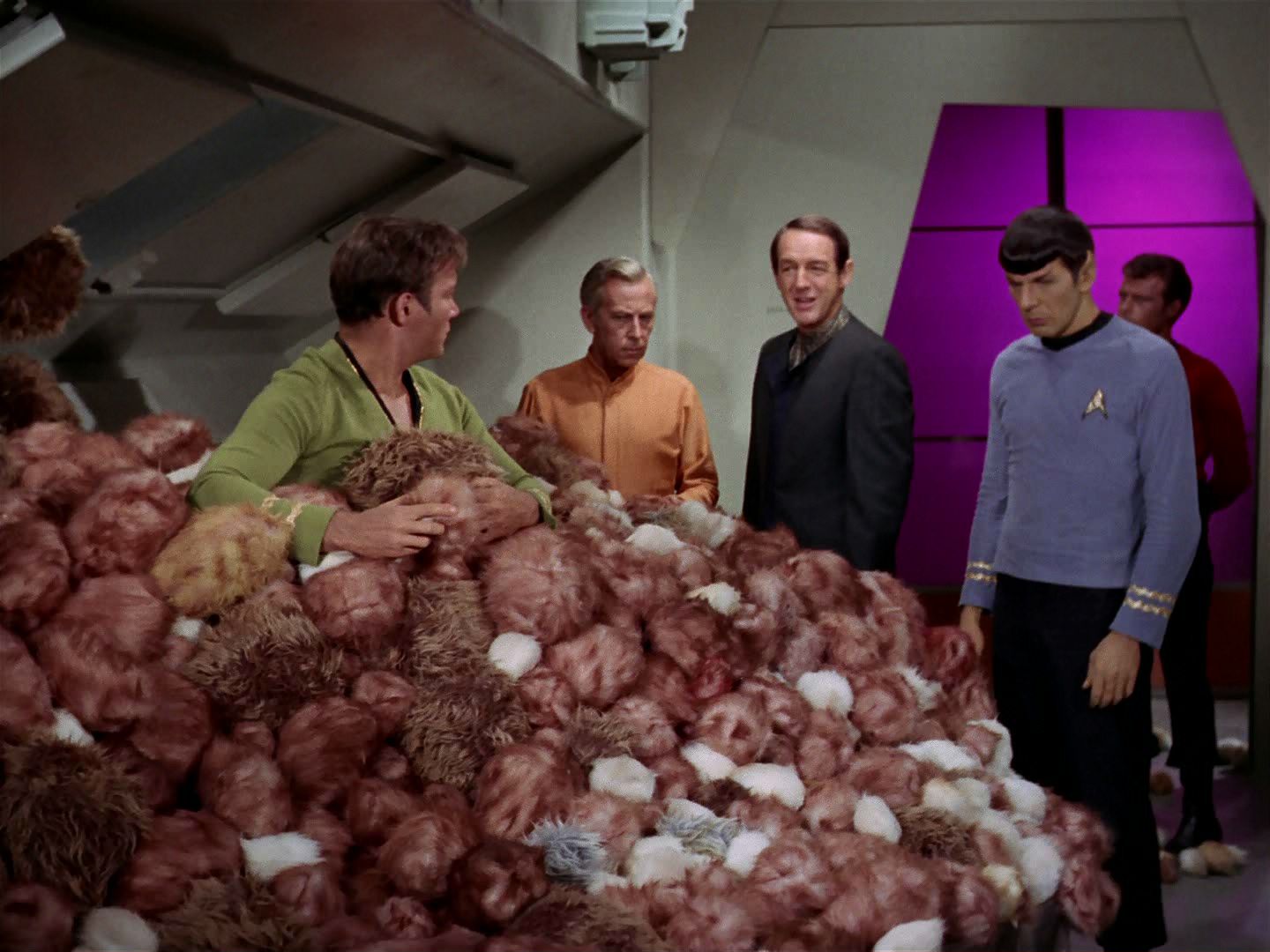 ariane179254_StarTrek_2x15_TheTroubleWithTribbles_1275.jpg