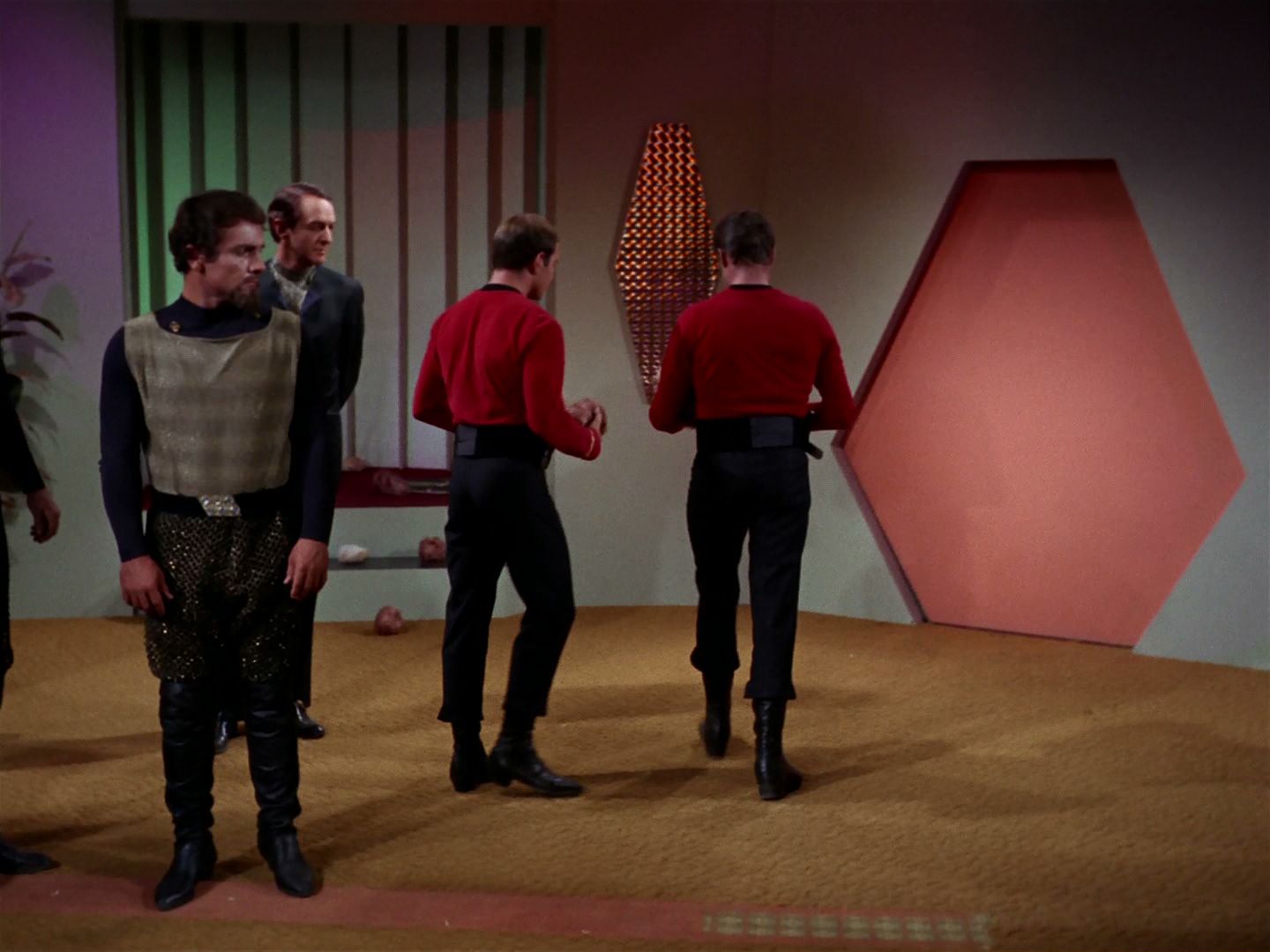 ariane179254_StarTrek_2x15_TheTroubleWithTribbles_1336.jpg