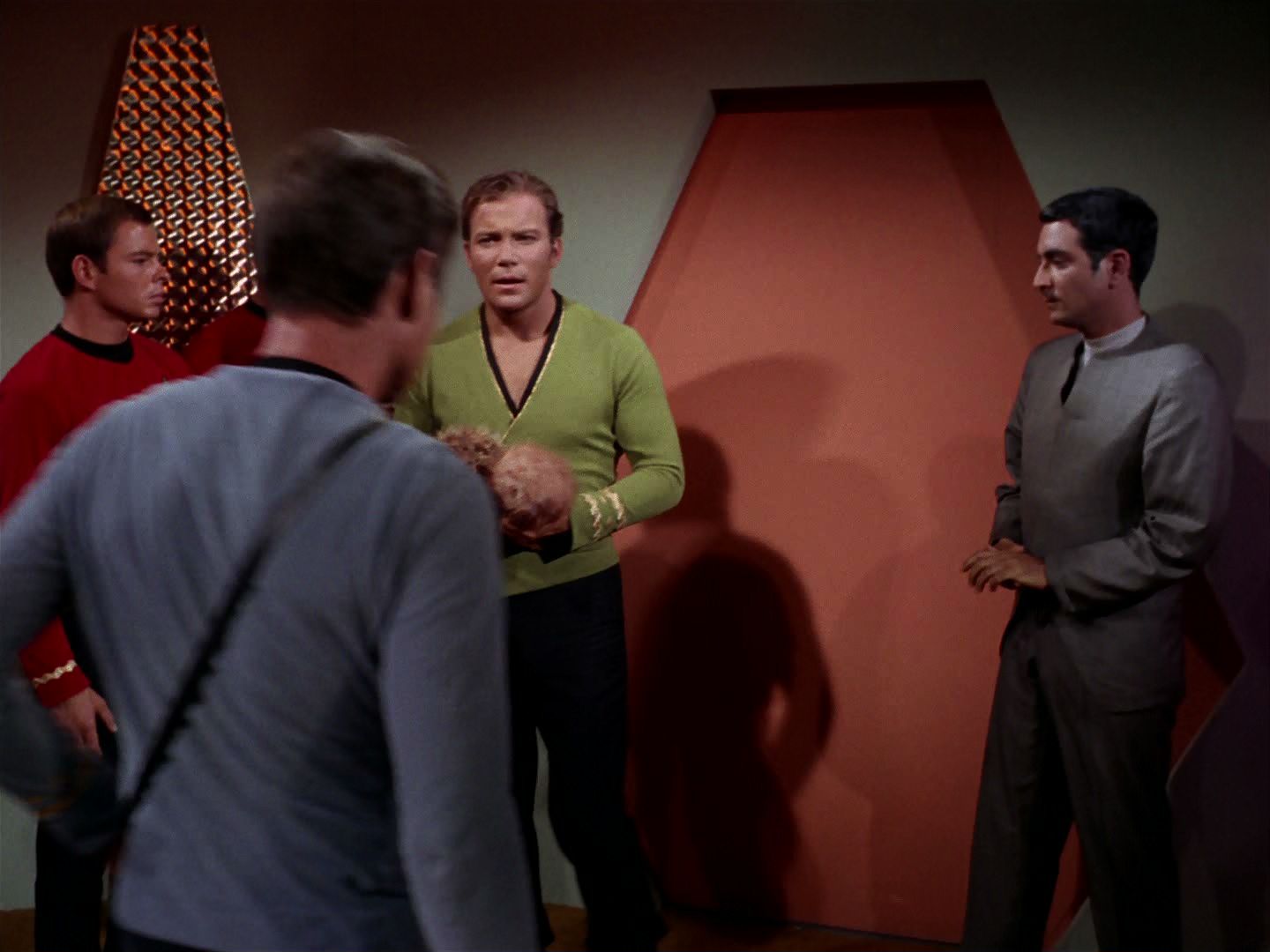 ariane179254_StarTrek_2x15_TheTroubleWithTribbles_1373.jpg