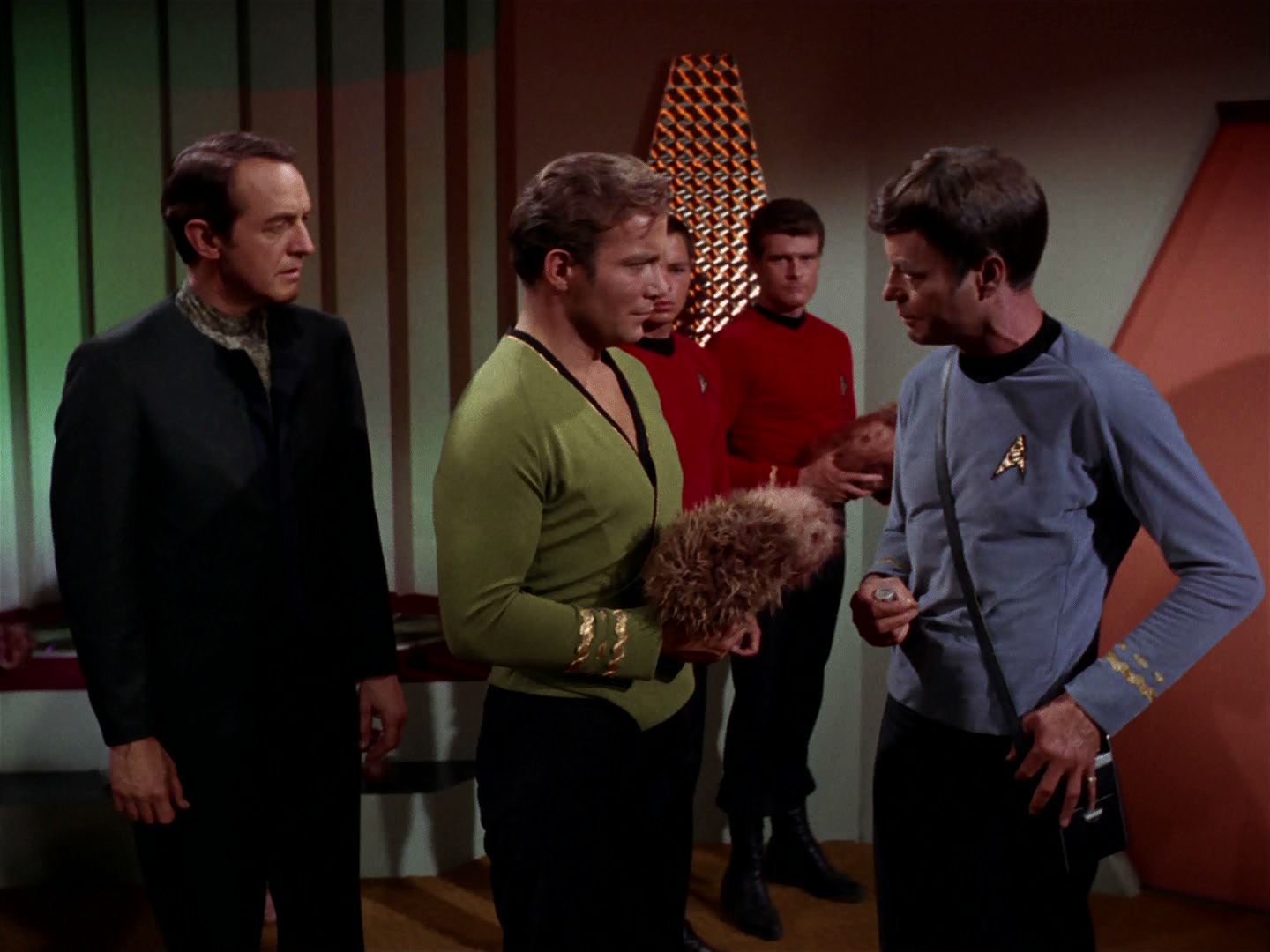 ariane179254_StarTrek_2x15_TheTroubleWithTribbles_1394.jpg