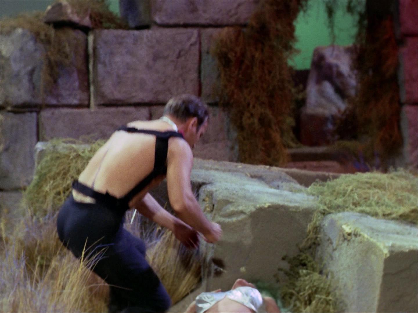 ariane179254_StarTrek_2x16_TheGamestersOfTriskelion_1992.jpg