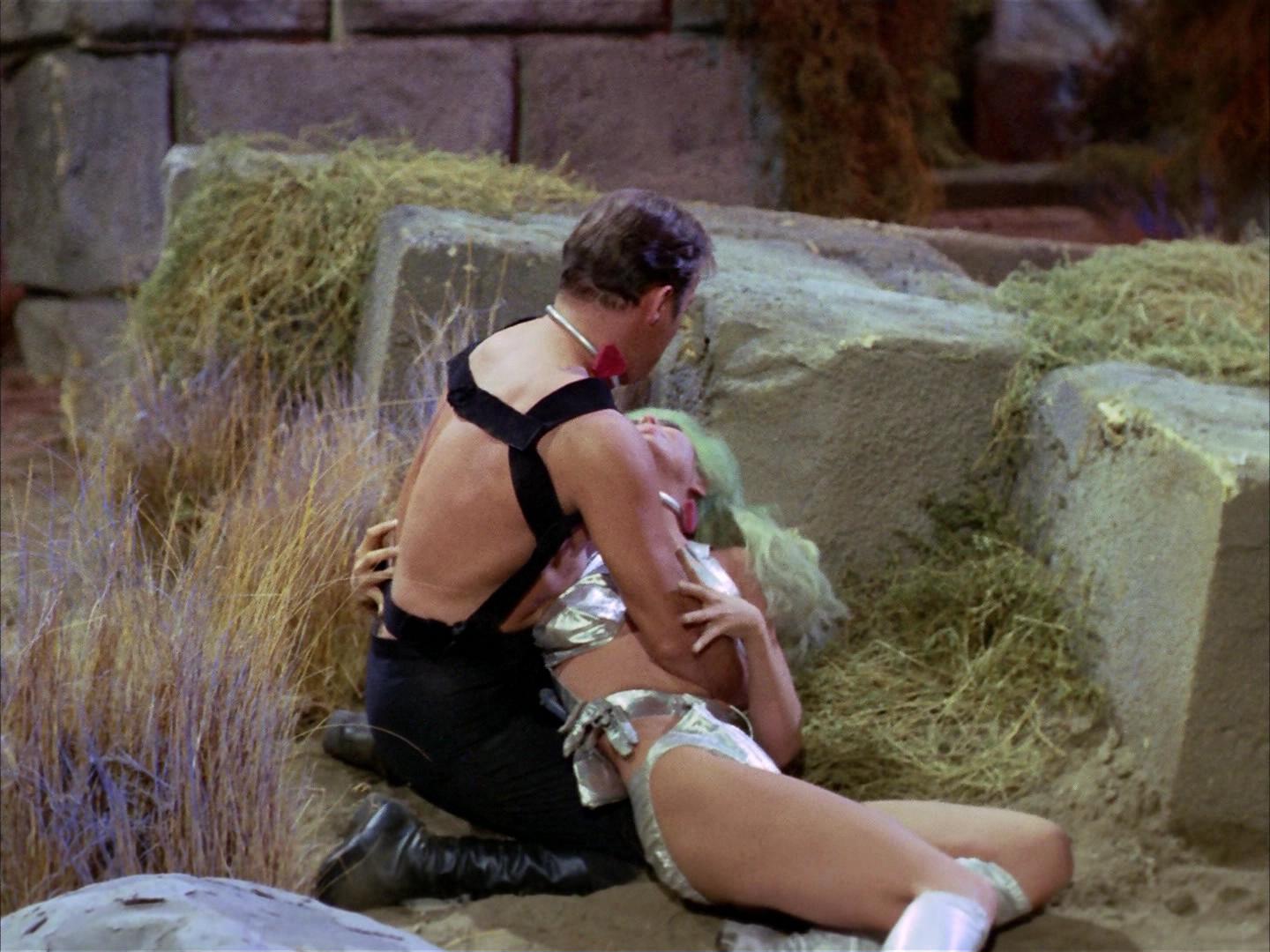 ariane179254_StarTrek_2x16_TheGamestersOfTriskelion_1998.jpg