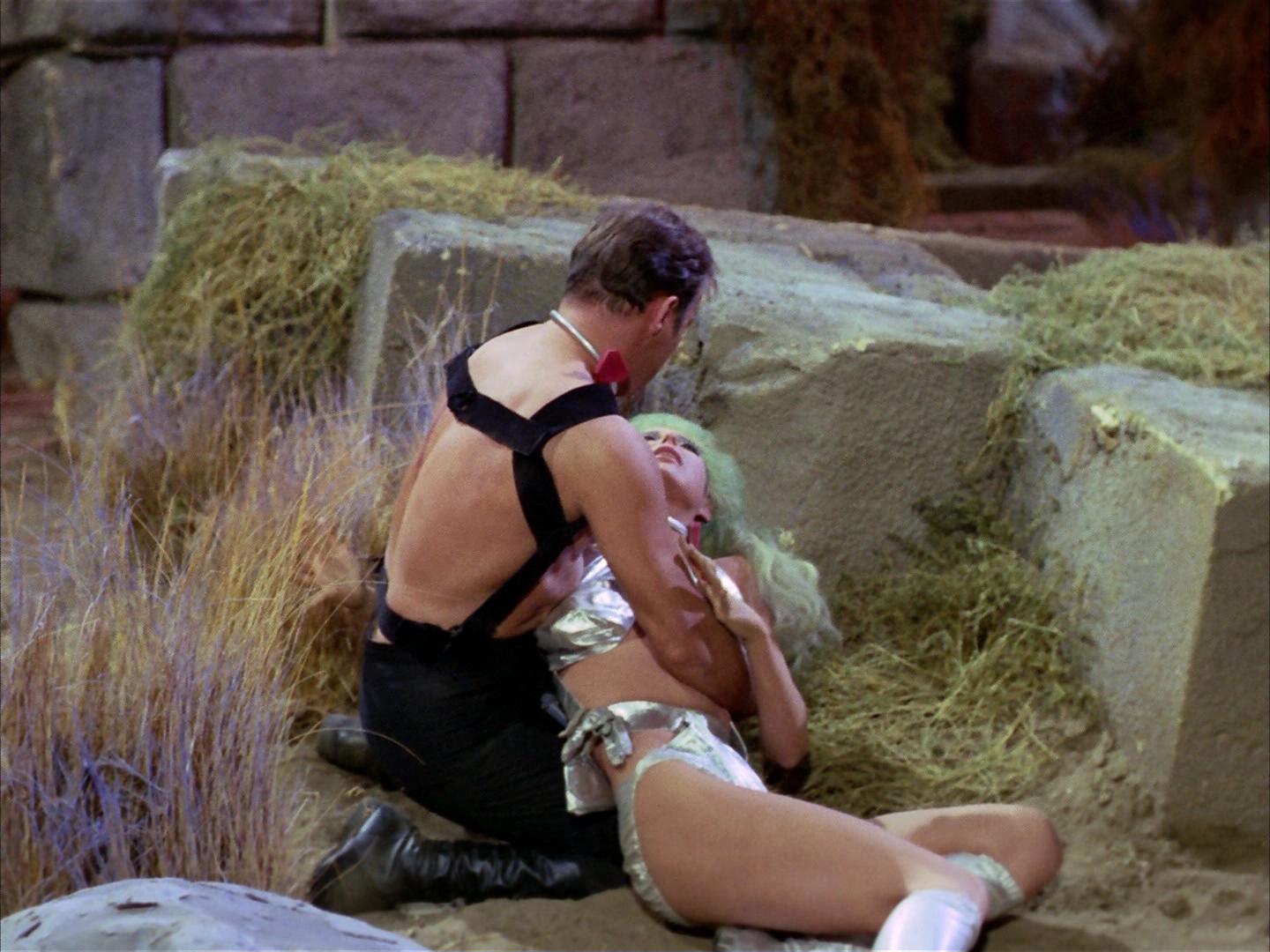 ariane179254_StarTrek_2x16_TheGamestersOfTriskelion_2000.jpg