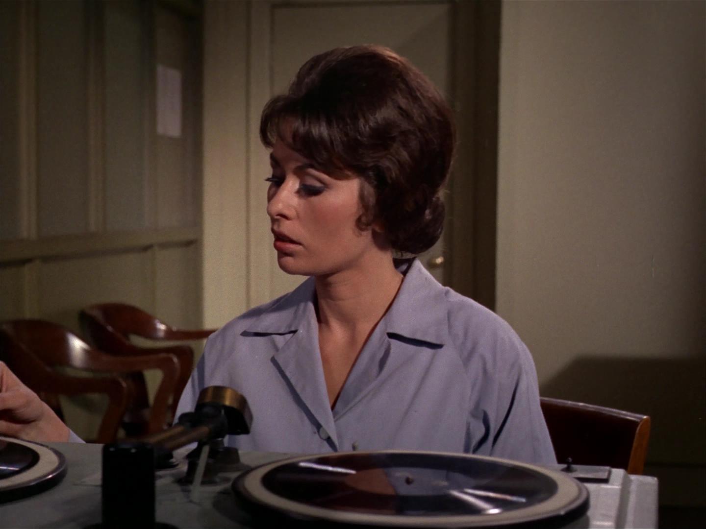 ariane179254_StarTrek_2x17_APieceOfTheAction_1153.jpg