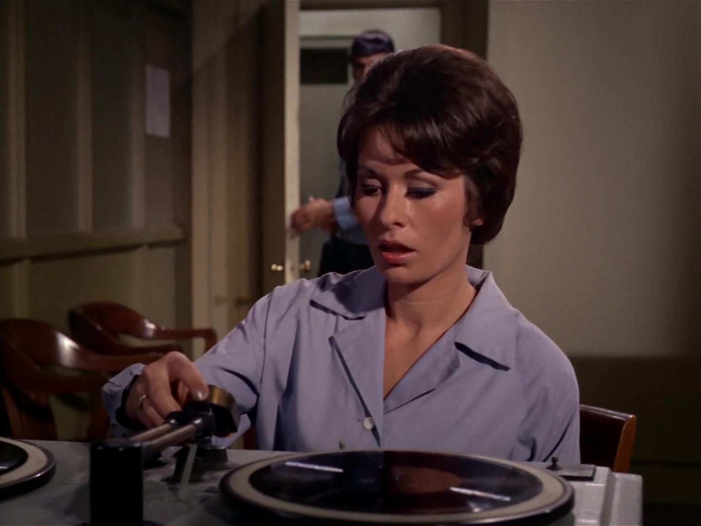 ariane179254_StarTrek_2x17_APieceOfTheAction_1156.jpg