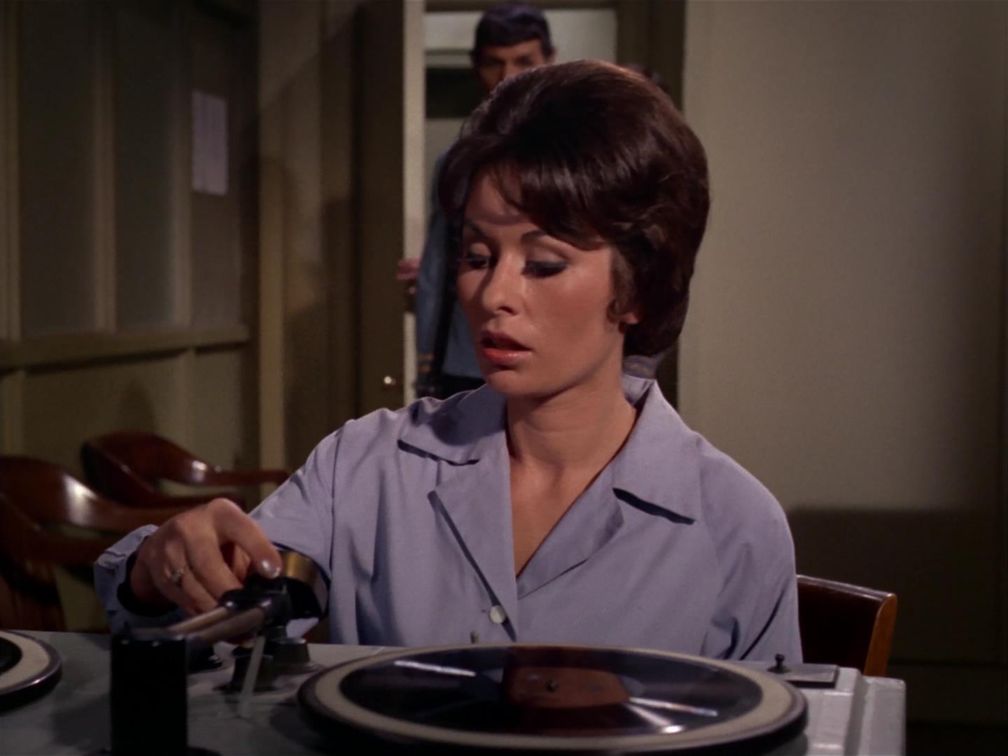 ariane179254_StarTrek_2x17_APieceOfTheAction_1157.jpg