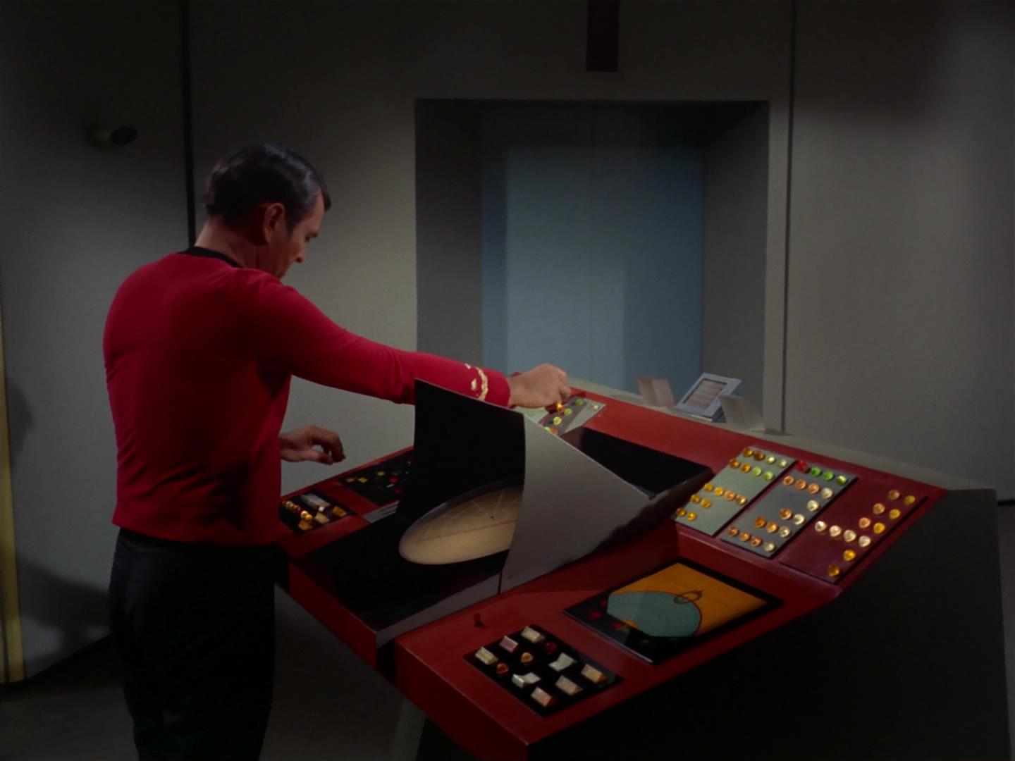 ariane179254_StarTrek_2x17_APieceOfTheAction_1677.jpg