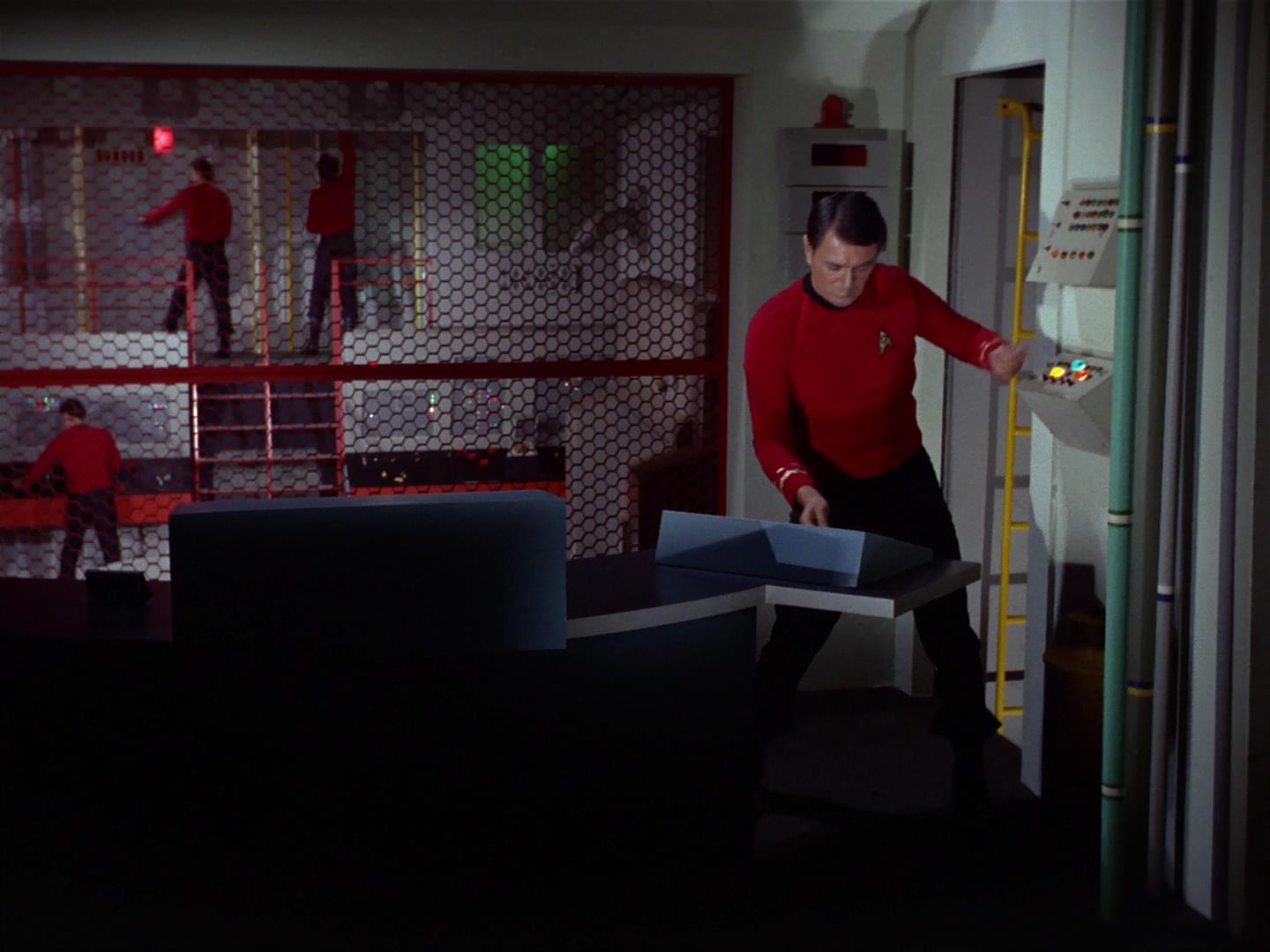 ariane179254_StarTrek_2x18_TheImmunitySyndrome_1345.jpg