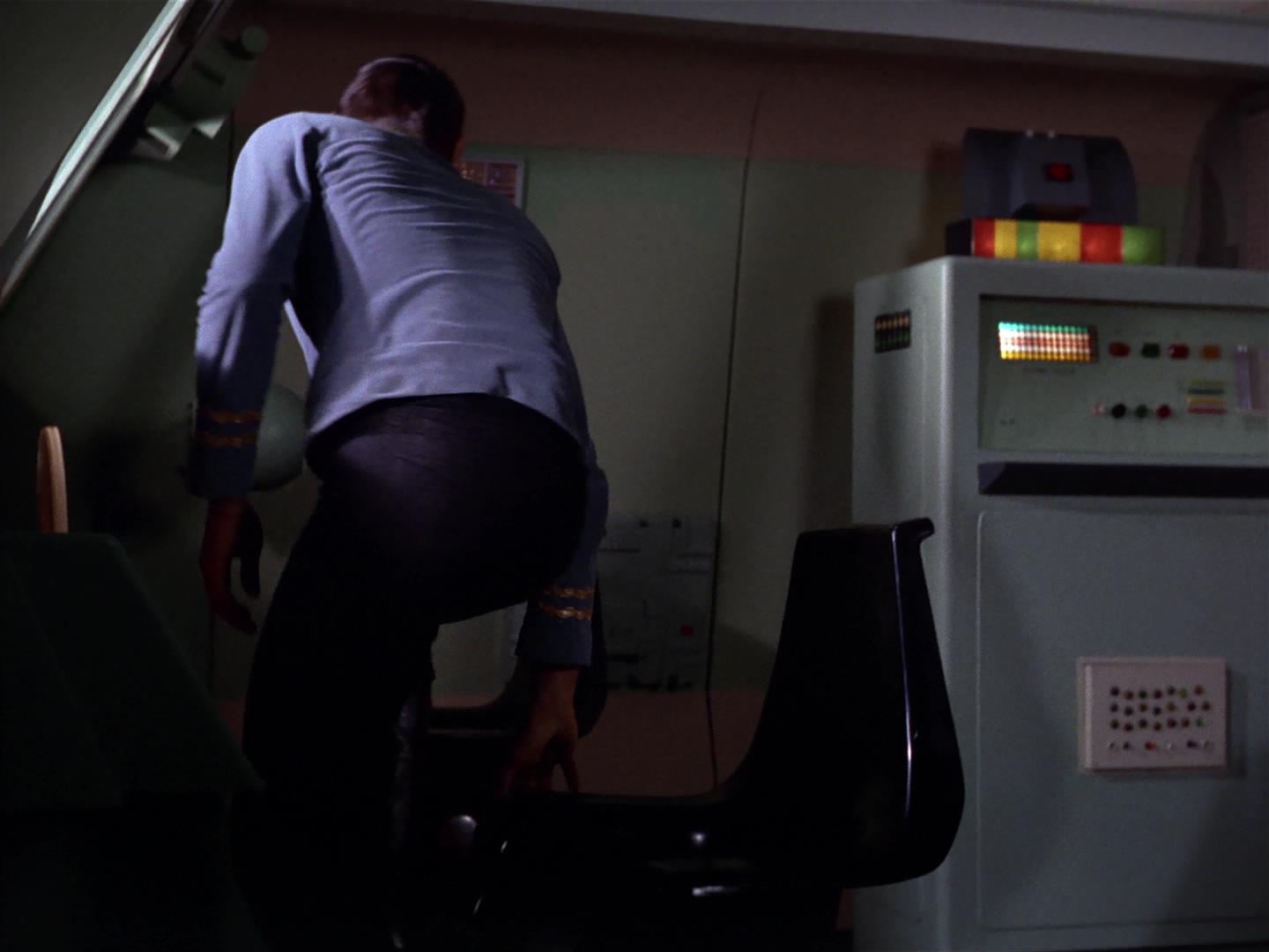 ariane179254_StarTrek_2x18_TheImmunitySyndrome_2037.jpg