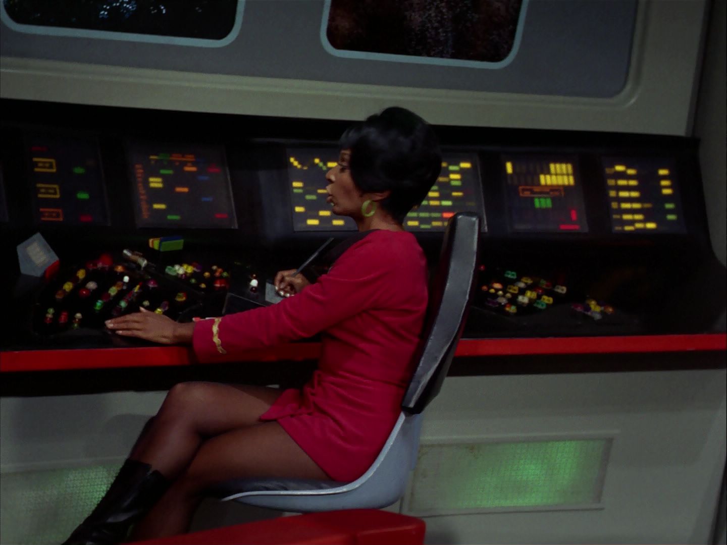 ariane179254_StarTrek_2x20_ReturnToTomorrow_0274.jpg