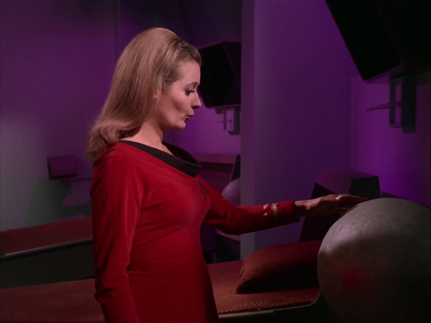ariane179254_StarTrek_2x20_ReturnToTomorrow_2618.jpg