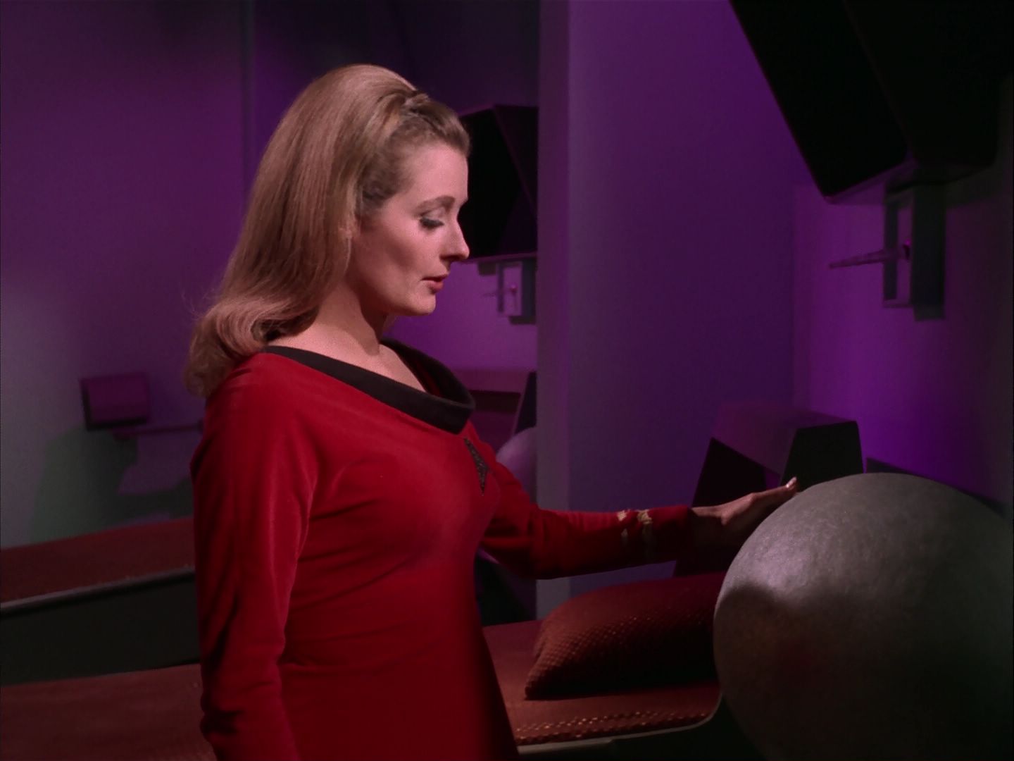 ariane179254_StarTrek_2x20_ReturnToTomorrow_2619.jpg