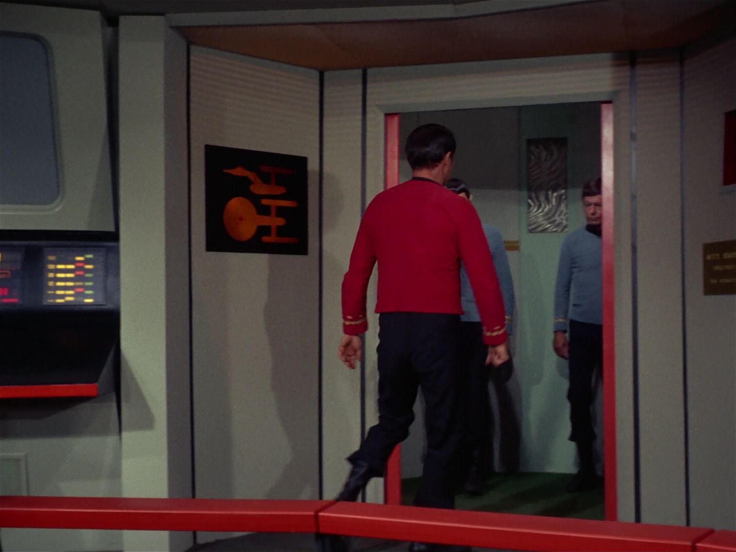 ariane179254_StarTrek_2x25_BreadAndCircuses_3124.jpg