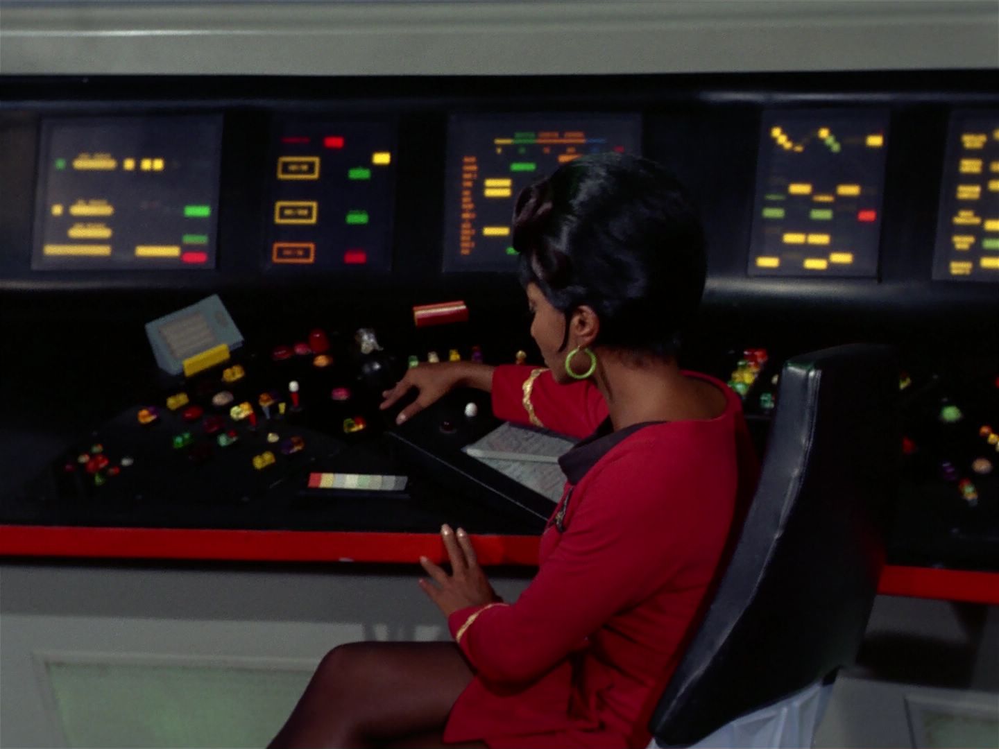 ariane179254_StarTrek_2x25_BreadAndCircuses_3145.jpg