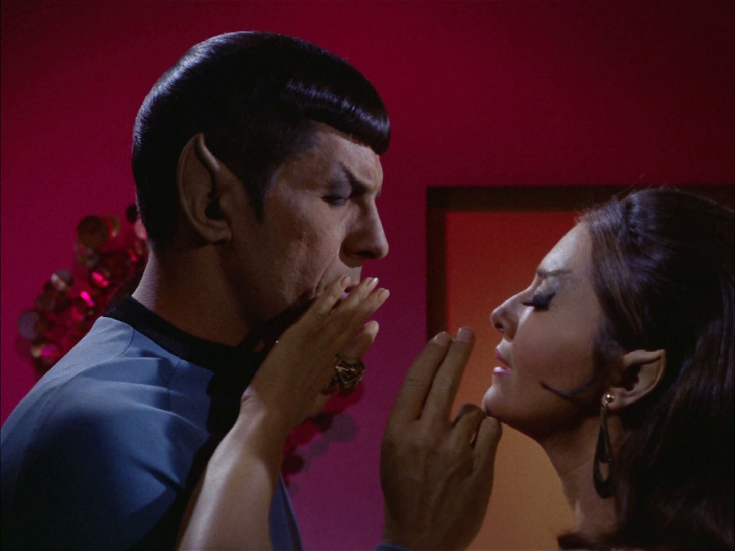 ariane179254_StarTrek_3x02_TheEnterpriseIncident_1174.jpg