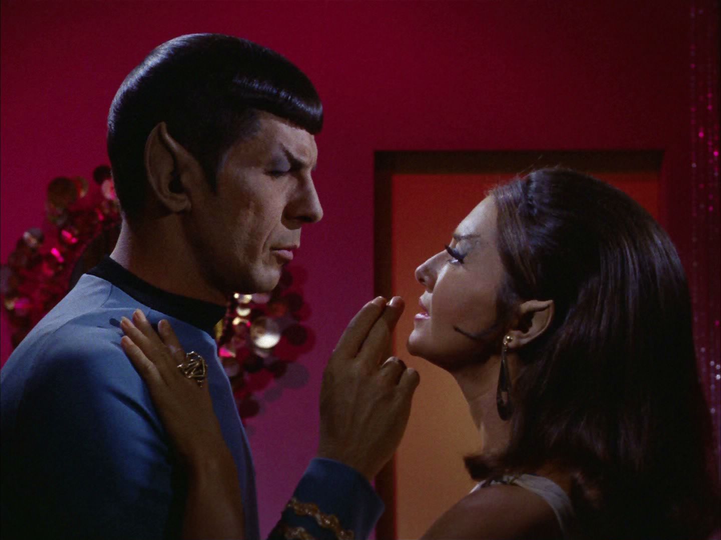 ariane179254_StarTrek_3x02_TheEnterpriseIncident_1180.jpg