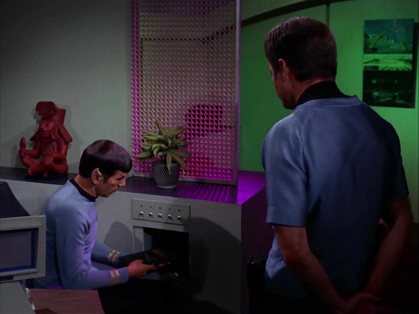ariane179254_StarTrek_3x09_TheTholianWeb_2128.jpg