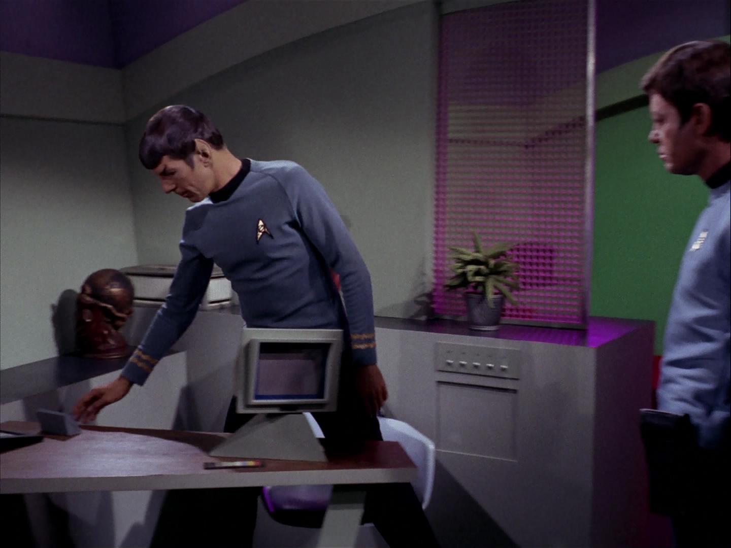 ariane179254_StarTrek_3x09_TheTholianWeb_2306.jpg