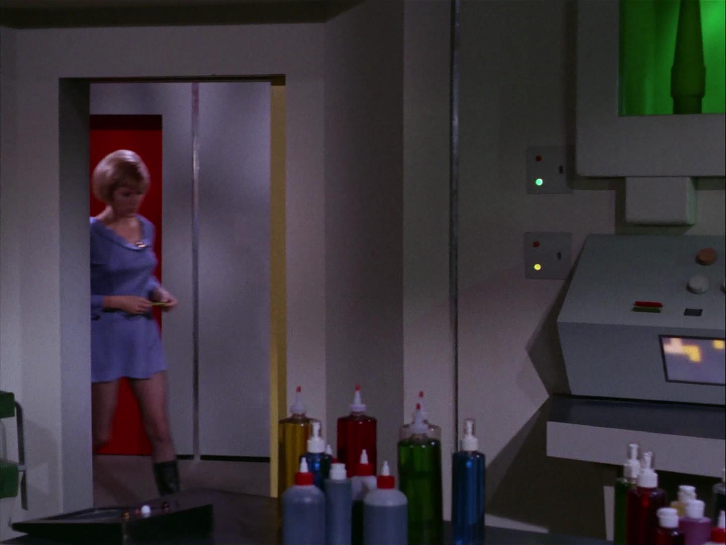 ariane179254_StarTrek_3x09_TheTholianWeb_2516.jpg