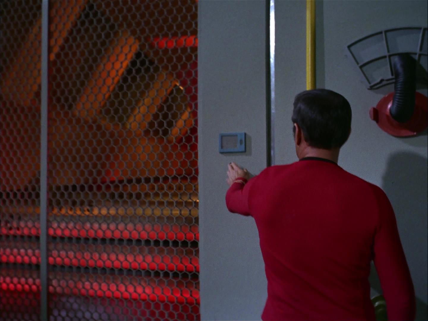 ariane179254_StarTrek_3x09_TheTholianWeb_2635.jpg