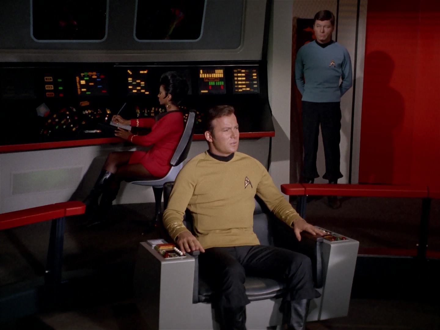 ariane179254_StarTrek_3x13_ElaanOfTroyius_0016.jpg