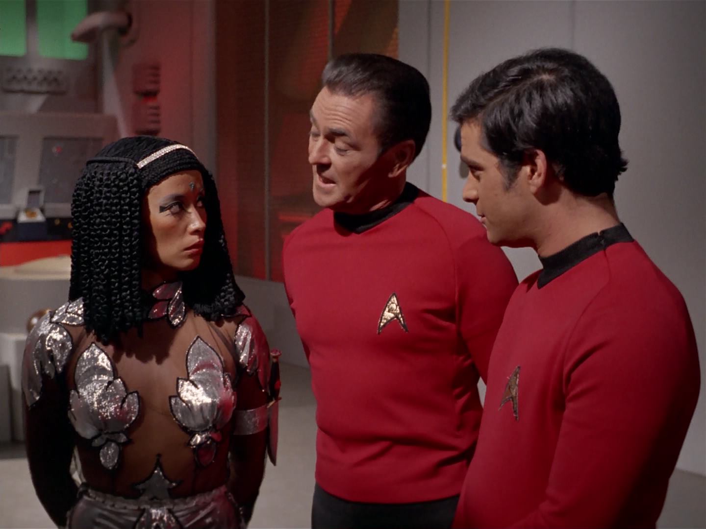 ariane179254_StarTrek_3x13_ElaanOfTroyius_0819.jpg