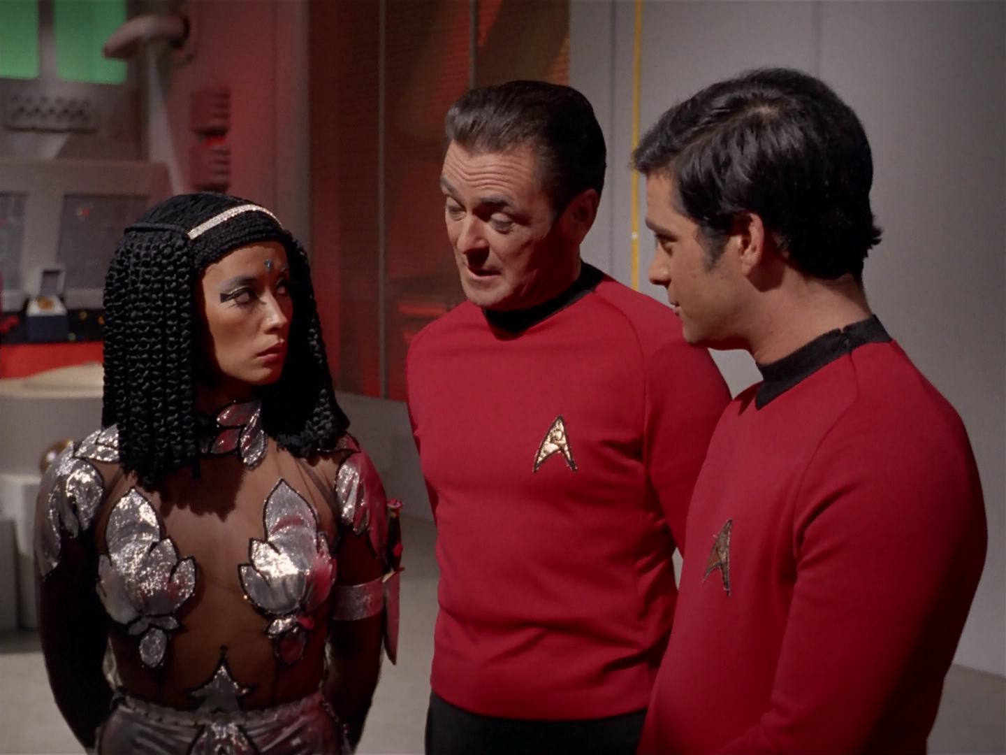 ariane179254_StarTrek_3x13_ElaanOfTroyius_0822.jpg