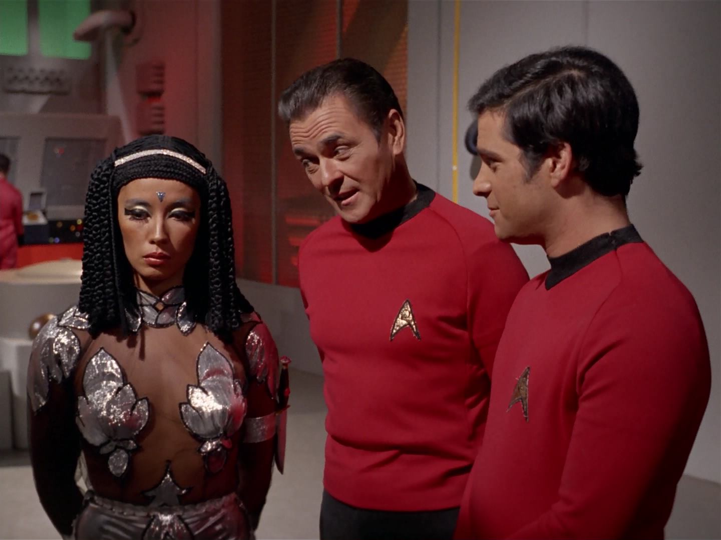 ariane179254_StarTrek_3x13_ElaanOfTroyius_0825.jpg