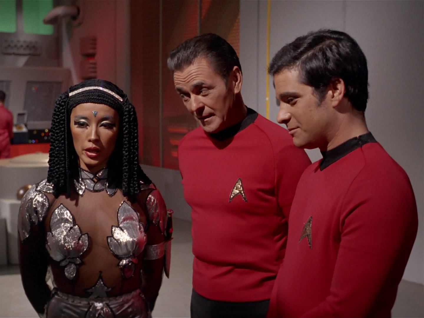 ariane179254_StarTrek_3x13_ElaanOfTroyius_0826.jpg