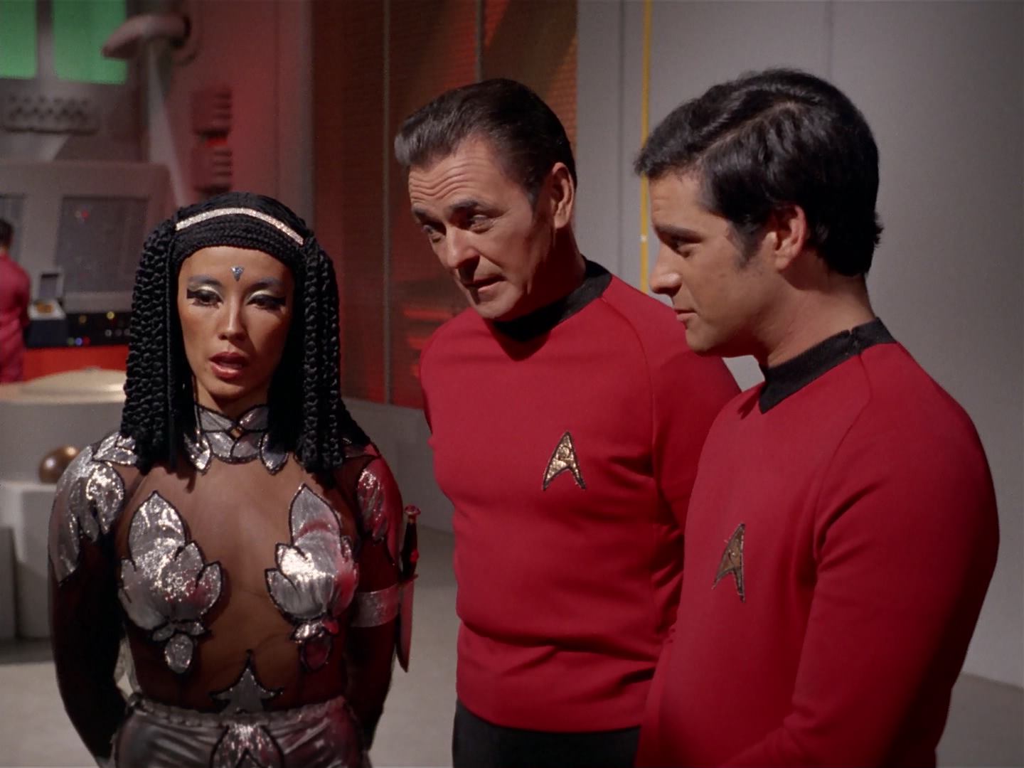 ariane179254_StarTrek_3x13_ElaanOfTroyius_0829.jpg