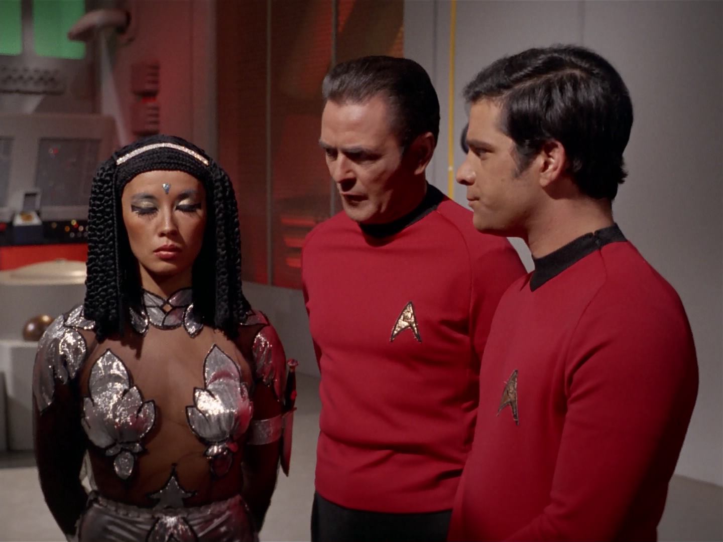 ariane179254_StarTrek_3x13_ElaanOfTroyius_0841.jpg