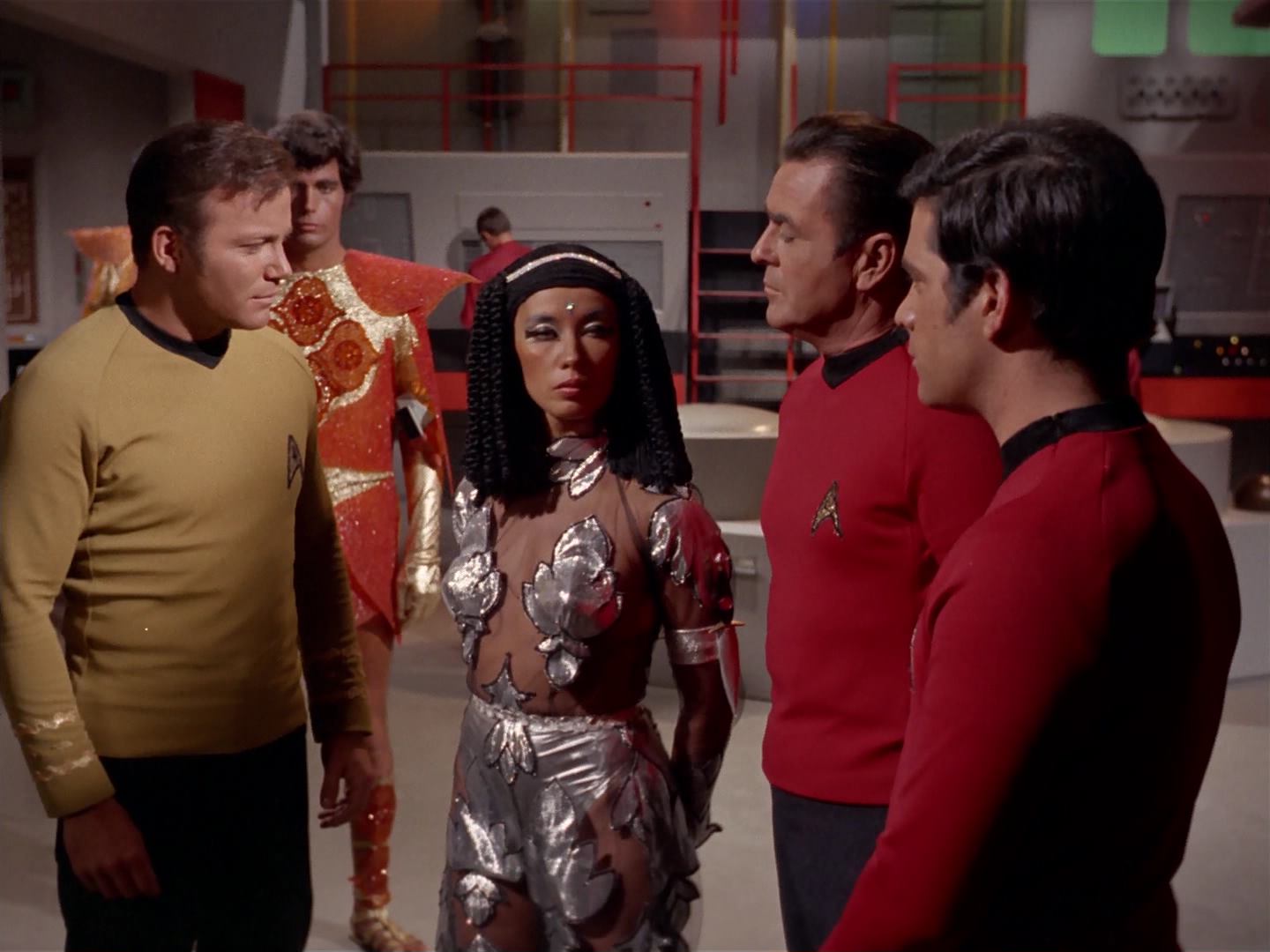 ariane179254_StarTrek_3x13_ElaanOfTroyius_0881.jpg