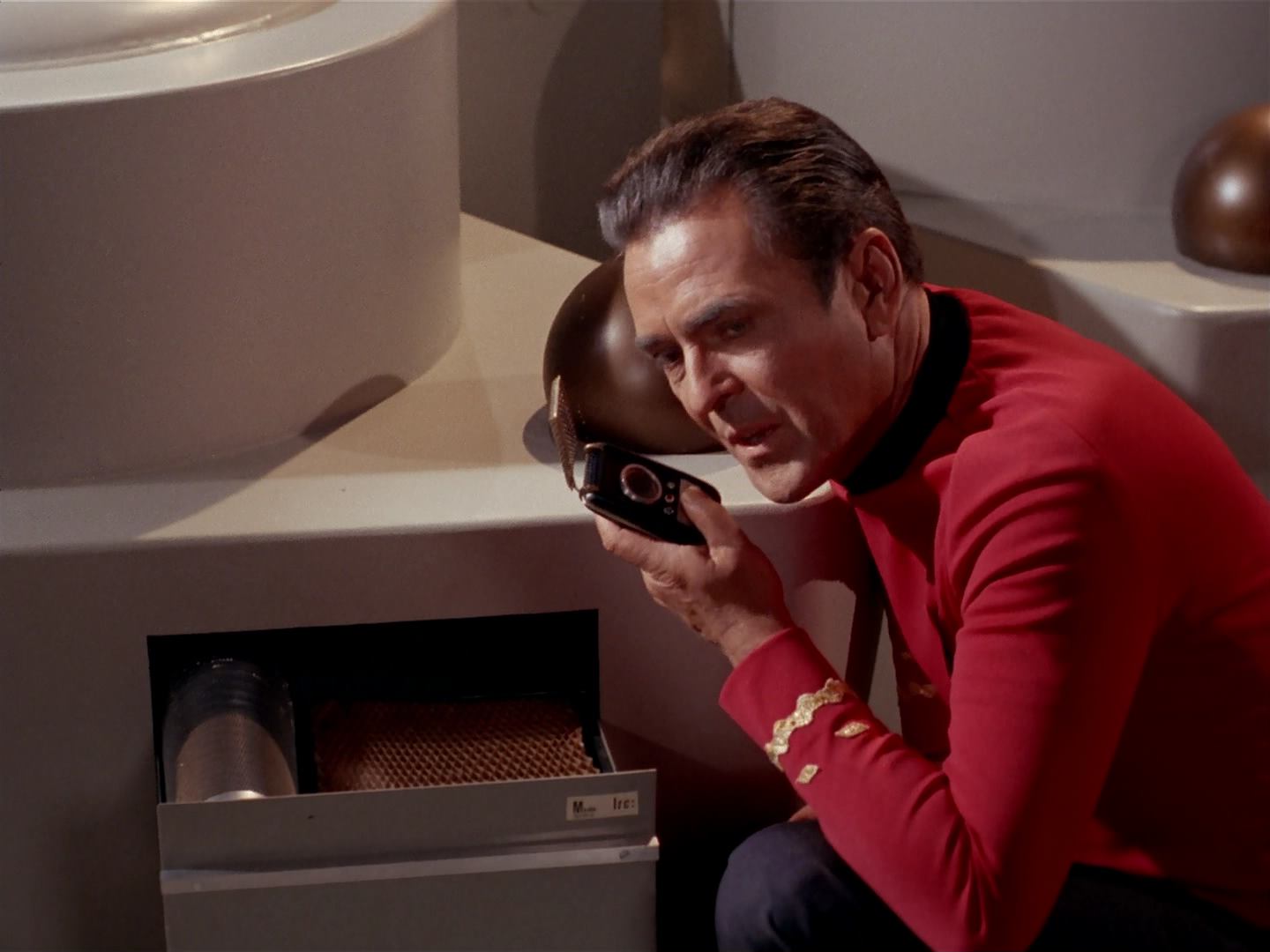 ariane179254_StarTrek_3x13_ElaanOfTroyius_2183.jpg
