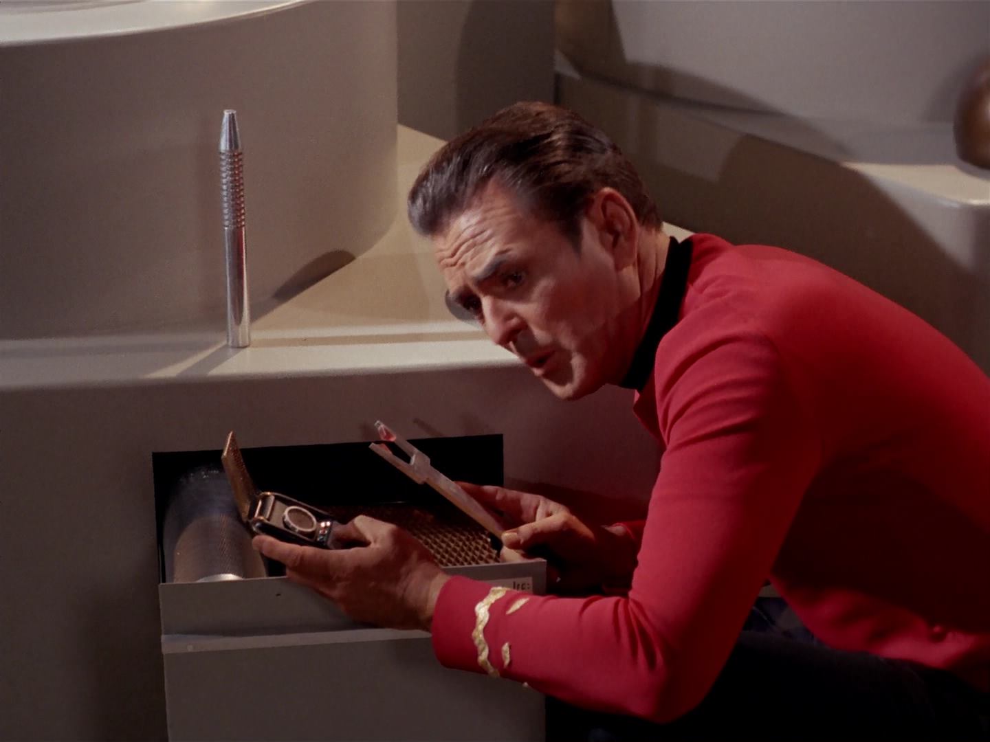 ariane179254_StarTrek_3x13_ElaanOfTroyius_2206.jpg